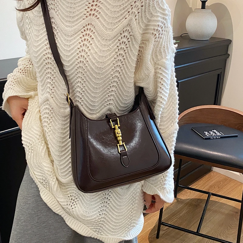 

Famous women's chain strap crossbody bag fashion shoulder bag suitable for women's party fashion handbag