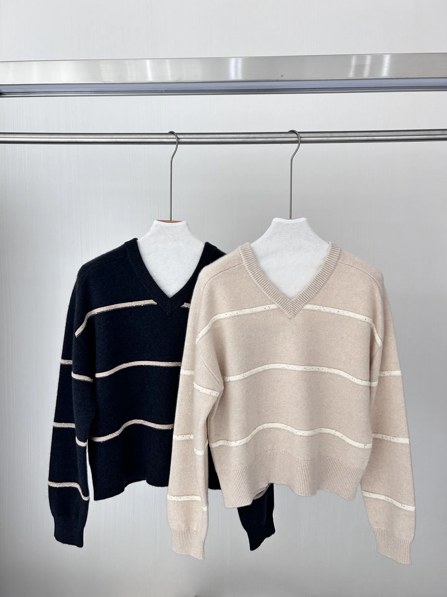 High-end 2025 New Cashmere Sweater Striped Soft Waxy Sequin Yarn V-neck Italian Style Lazy Style Knitted Sweater For Women