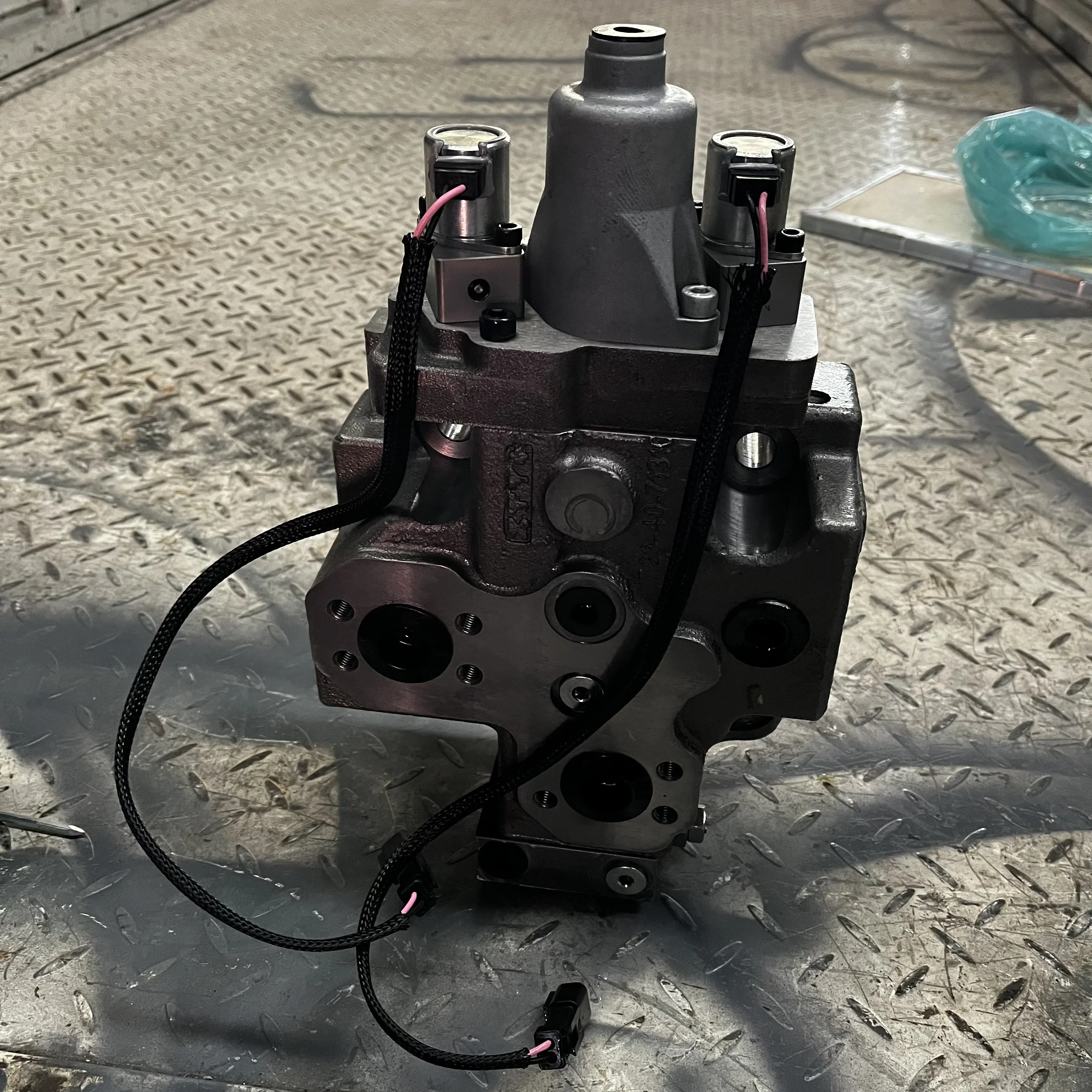 723-40-72100 Excavator Valve Assy Construction Machinery Part for PC200LC-8 PC220-8