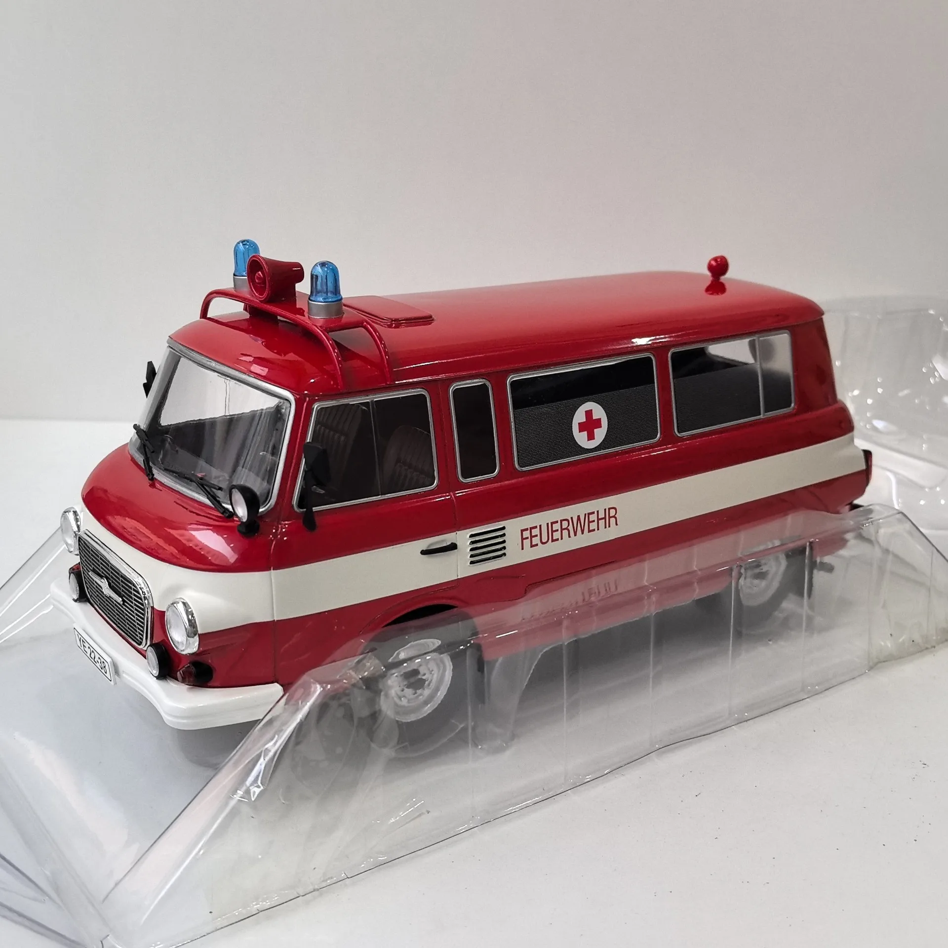 โมเดลรถพยาบาลไดแคสต์ MCG ขนาด 1/18 รุ่น BARKAS B 1000 ผลิตจากโลหะผสม ของสะสม ของเล่น ของที่ระลึก ของตกแต่ง