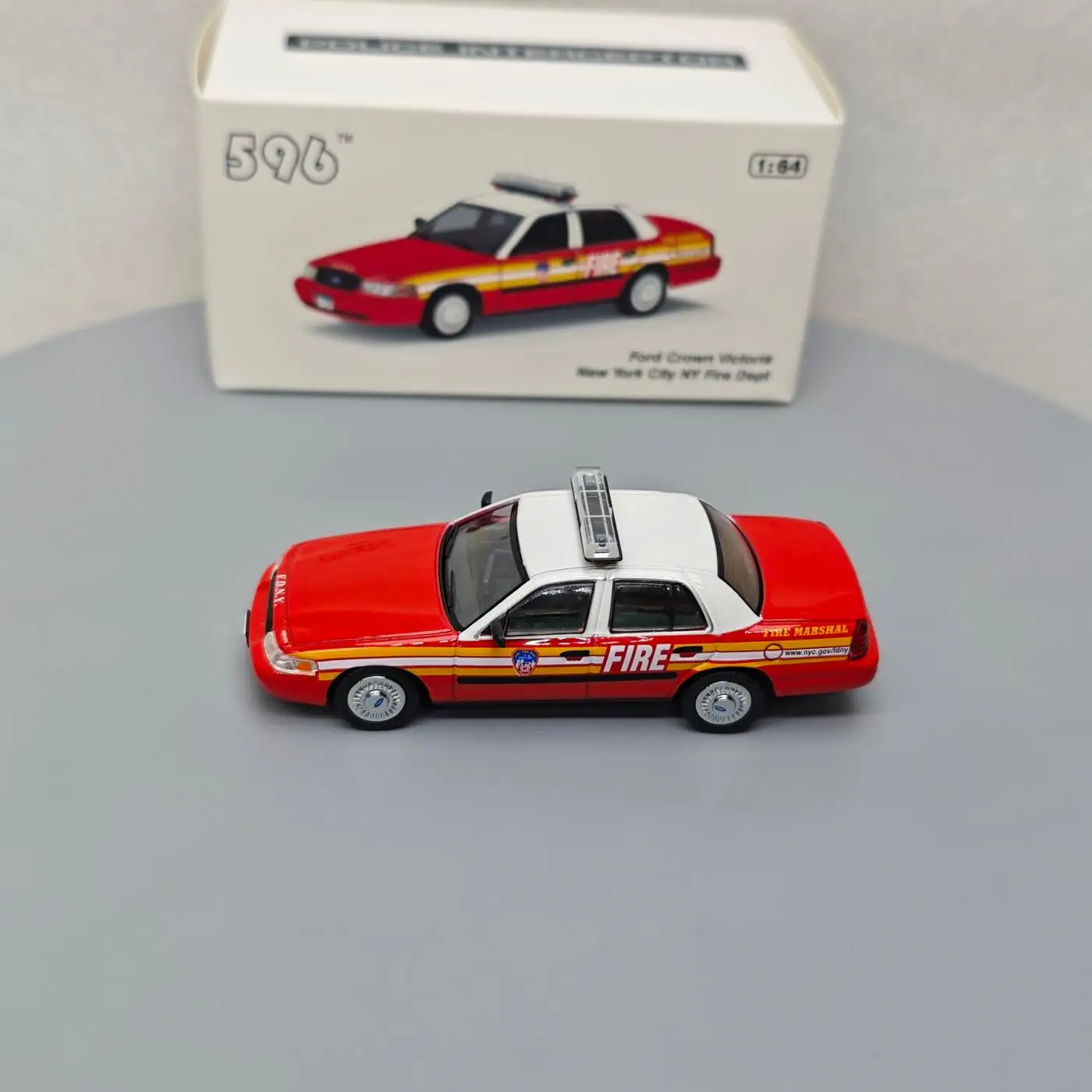 

596 1:64 Ford Crown Victoria — модели автомобилей с орнаментом New York City Fire Advanced Collection