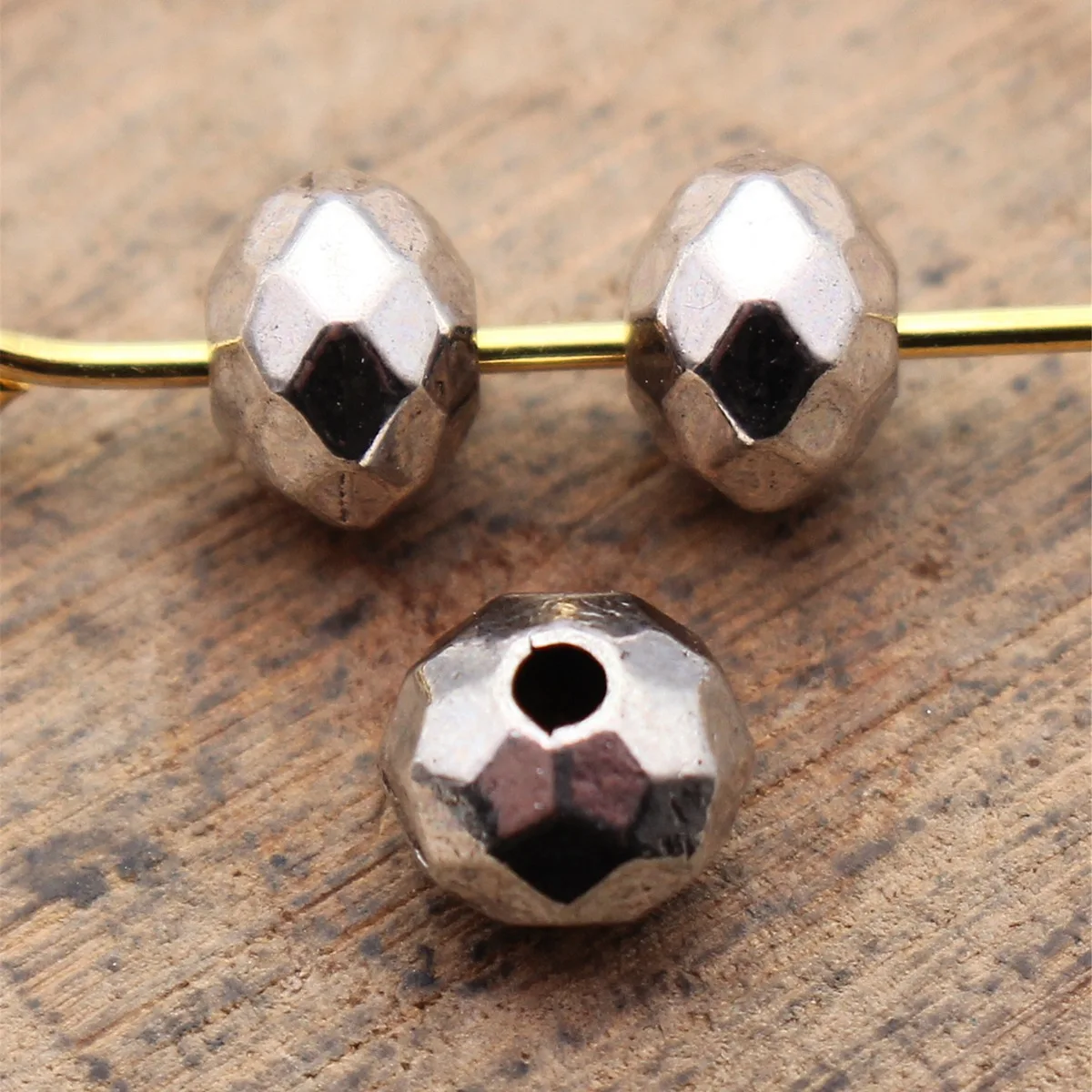 80pcs 5.8x5.8x4.5mm(0.23x0.23x0.18inch) 3 Colors High-Reflectivity Rhombus Faceted Beads With Small Hole Vintage Accessories