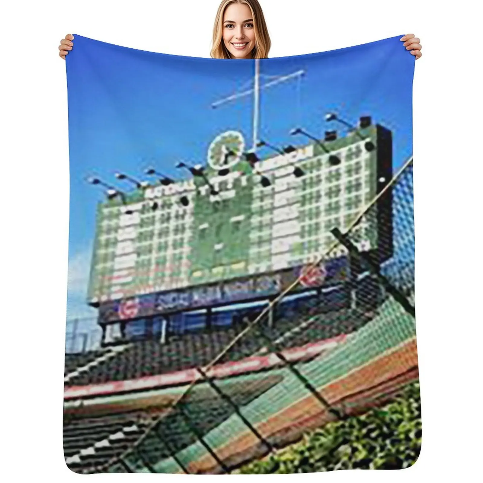 Wrigley Field, Bleacher Bums. Tablero de puntuación para el campo exterior Wrigley, Paredes cubiertas de hiedras, Waveland Ave, The Basket at Wrigley, Manta decorativa