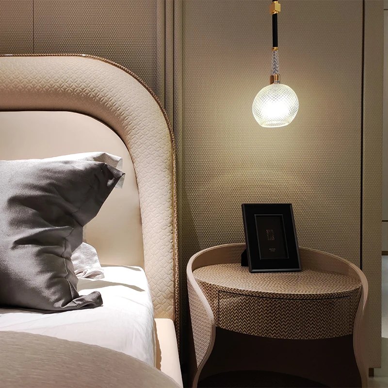 Meja samping tempat tidur bundar modern dengan finishing kayu halus