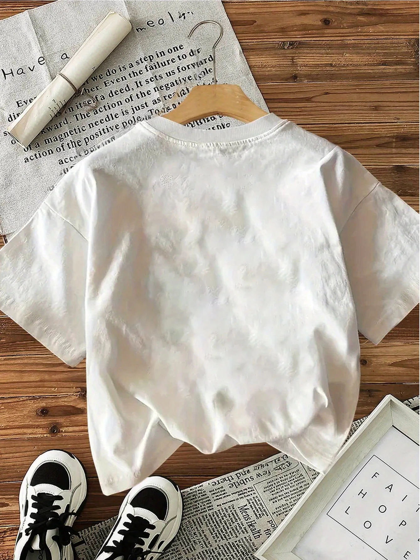 Women's Round Neck Short Sleeve T‑Shirt, Vertical Red Distorted Abstract Letter Graphic Print Tee, S‑XXL Size, Casual Fashion Loose Fit Top for Spring Summer Daily Going‑Out Wear