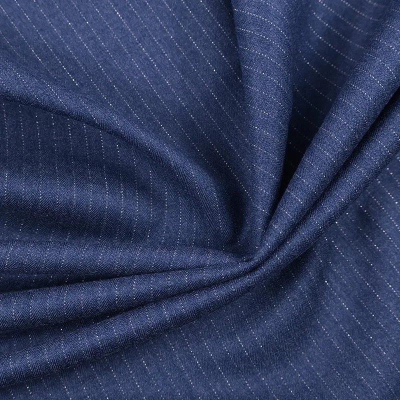 새로운 스트라이프 네 방향 신축성 있는 수트 원단은 패셔너블하고 반짝이는 실크 여성복입니다.