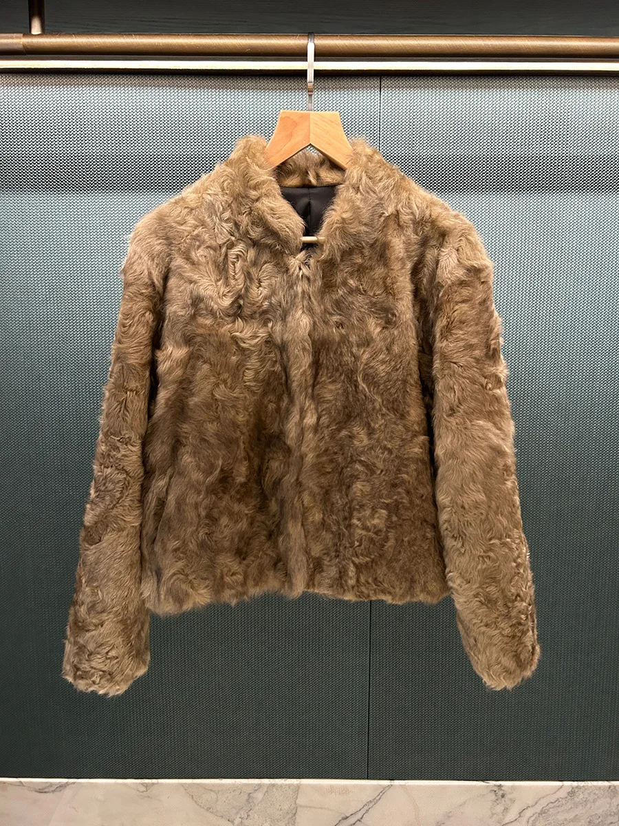 Natürlicher gewellter Lammfellmantel mit integriertem Pelzfutter