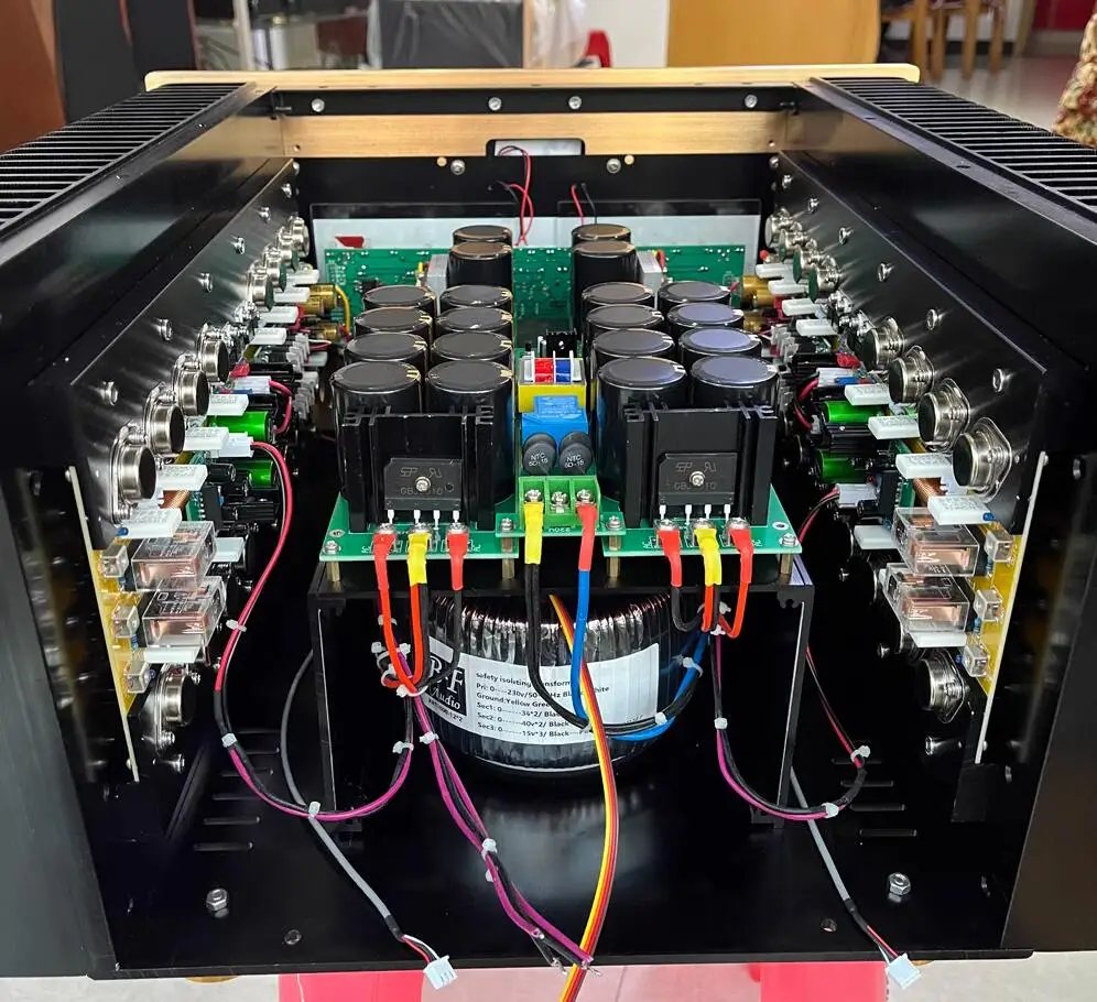 Reference Accuphase AM-200 high power Class A  Fully balanced amplifier HiFi high end vu meter amp