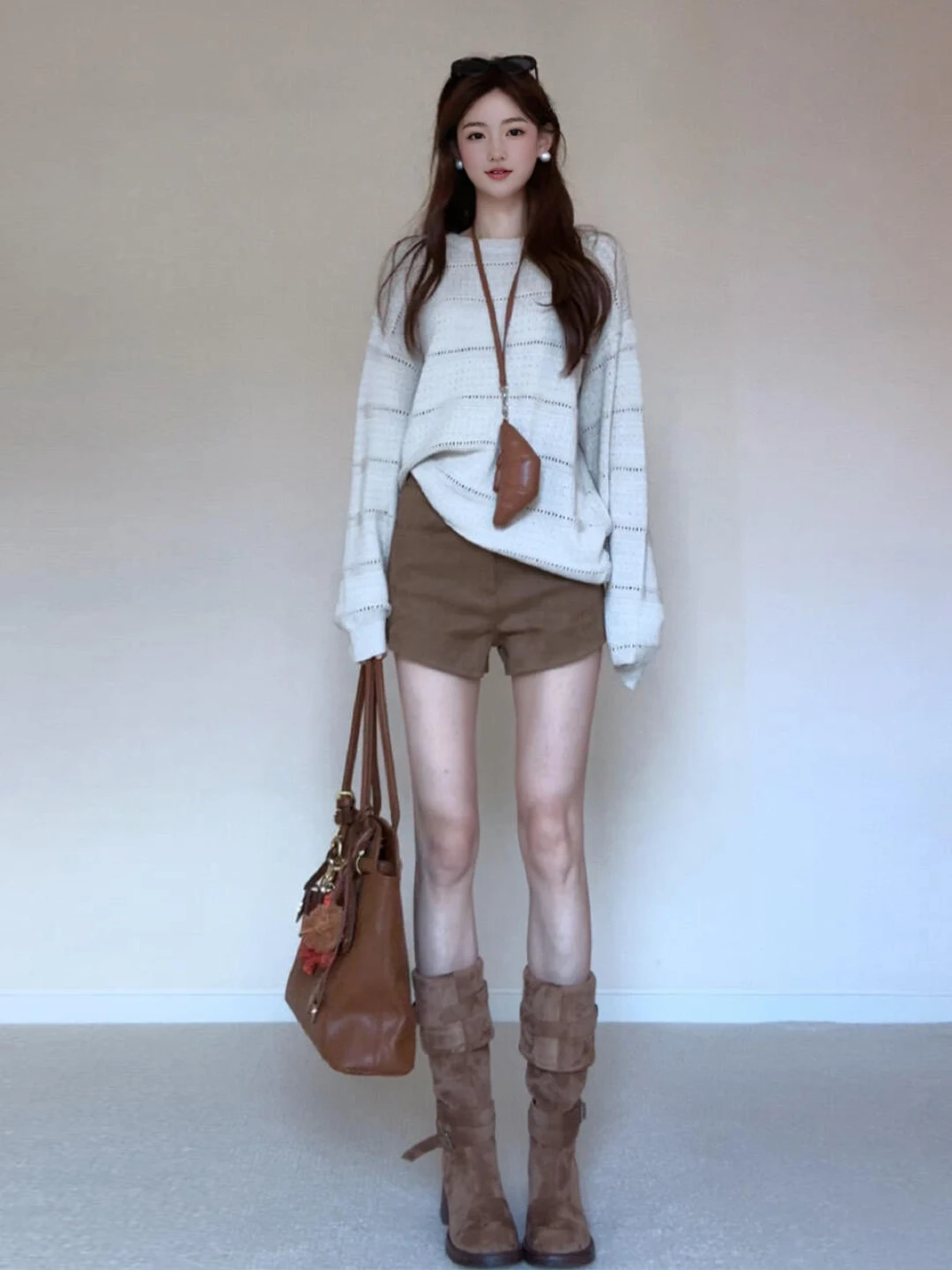 

Уютный винтажный вязаный комплект из топа с ажурной вязкой и шорт: комфортный, свободный крой, модный осенний наряд для женщин