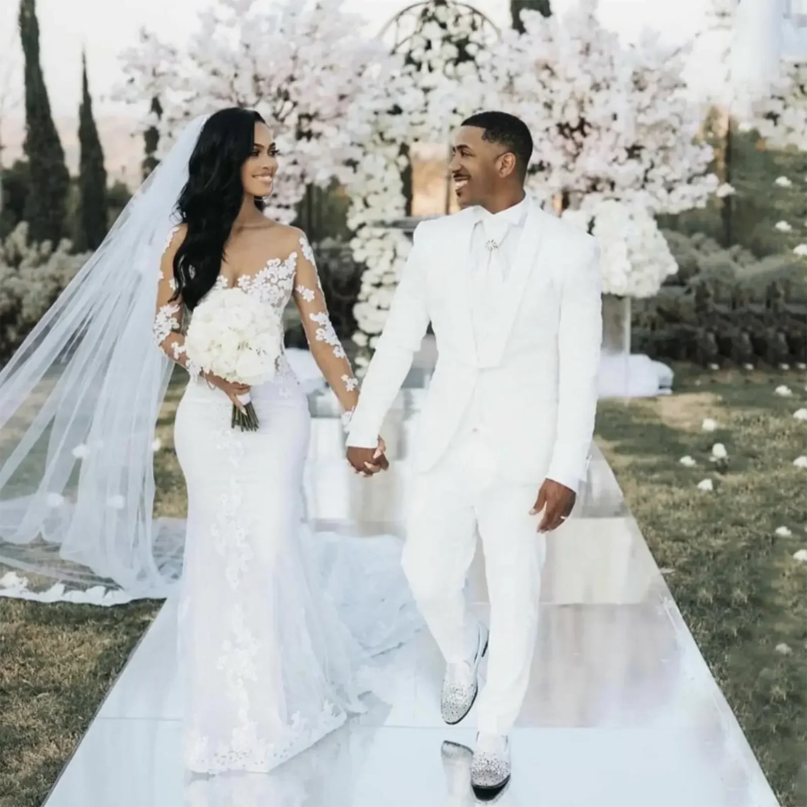 Suknie ślubne w stylu vintage z motywem syreny, z prześwitującym dekoltem, aplikacjami, koronką, tiulem, długimi rękawami, afrykańskim iluzorycznym tyłem.