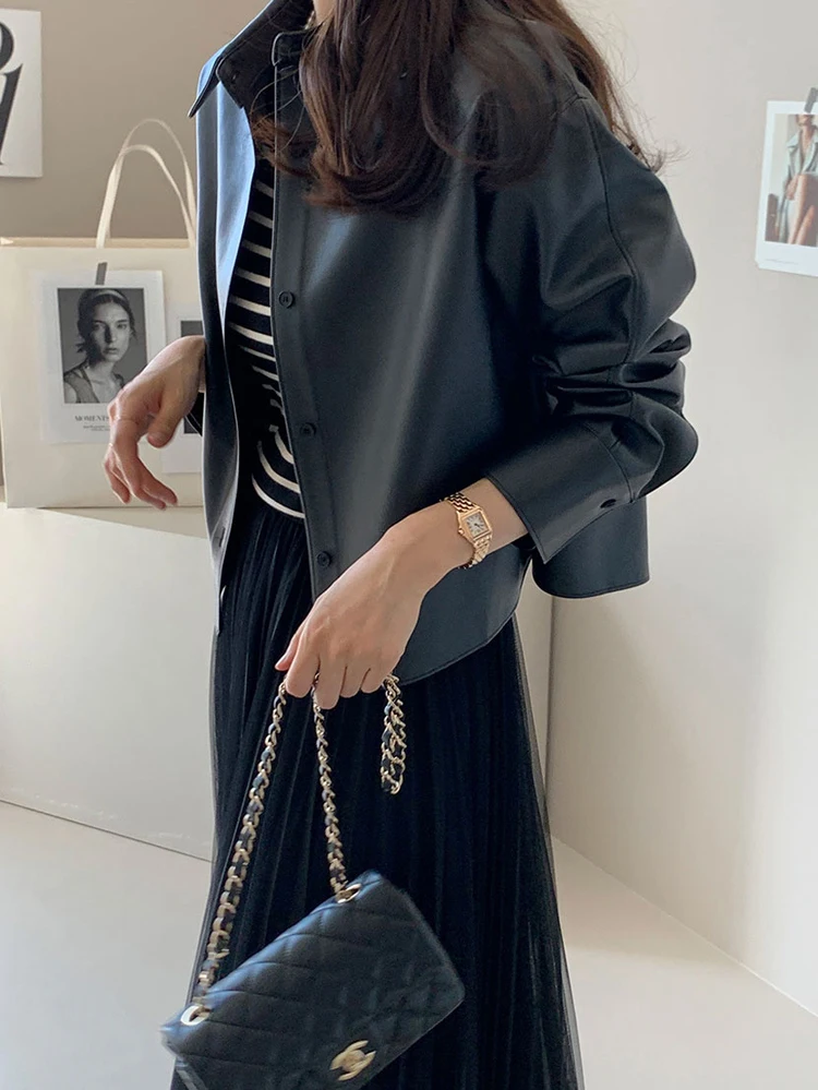 سترة نسائية كورية من جلد البولي يوريثان نمط موتو قصير فضفاض مناسب ورقيق ومتعدد الاستخدامات معطف عالي الشارع موضة تصميم بسيط ملابس خارجية للخريف