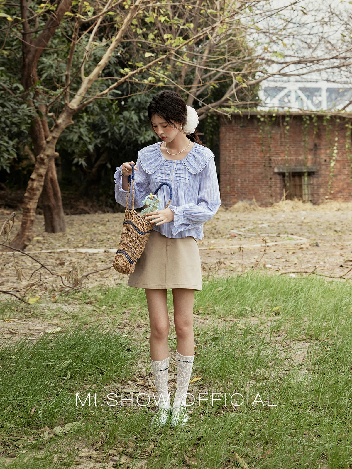 MISHOW camisa a rayas azules para mujer primavera 2025, blusas holgadas con cuello de hoja nueva, Tops franceses de manga larga a la moda para mujer MXE15C0414