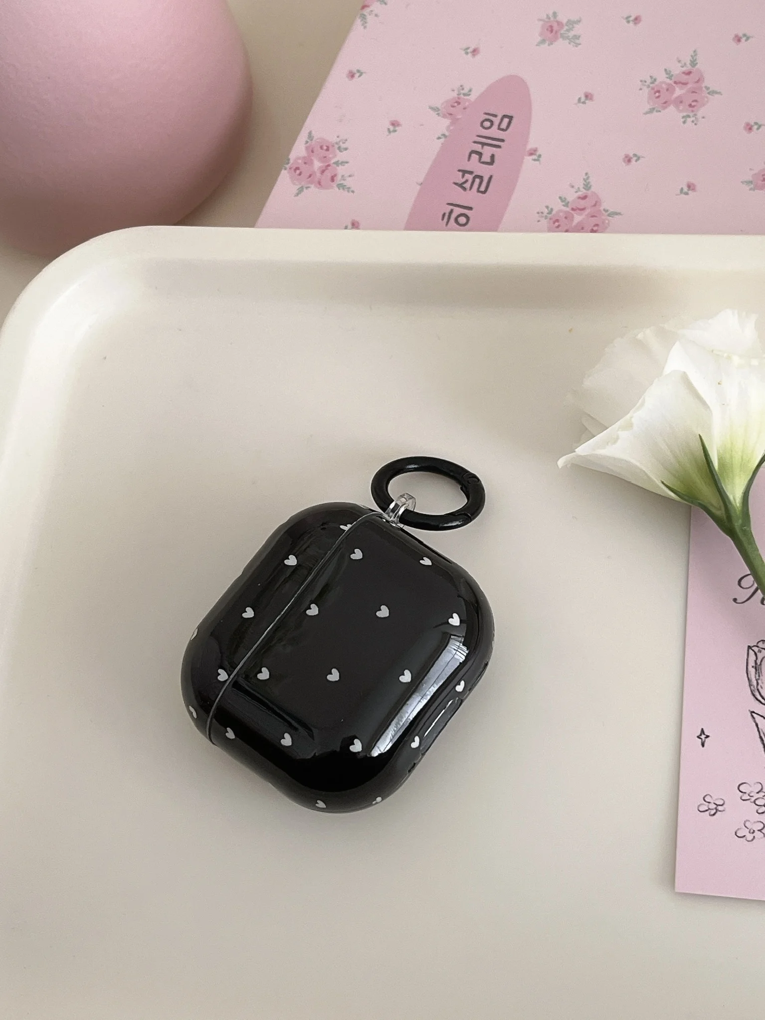 حافظة هاتف بسيطة كاملة الشاشة على شكل قلب صغير وردي وأسود بلون سادة مع غطاء حلقة سوداء لأجهزة AirPods 1 2 3 4 Pro 2 Pro 3