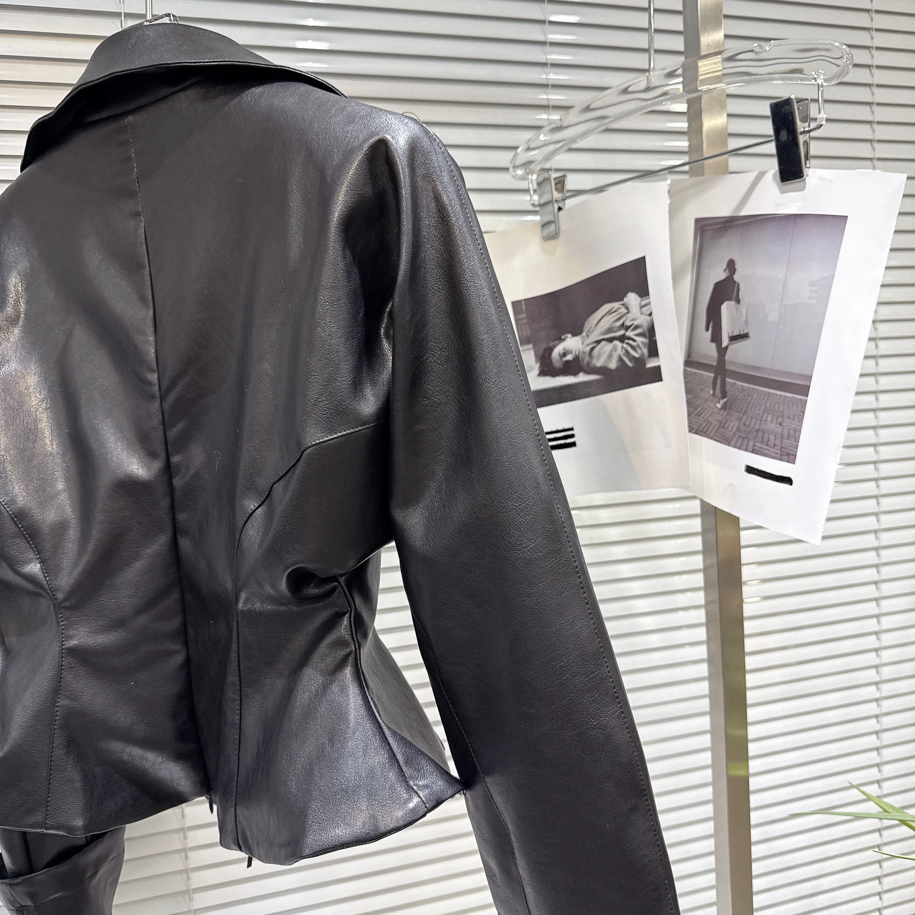 2025 شتاء جديد عصري فتاة ساخنة الخامس الرقبة بدوره إلى أسفل طوق التعادل تصميم الخصر مقصوص بولي Leather قميص سترة للسيدات