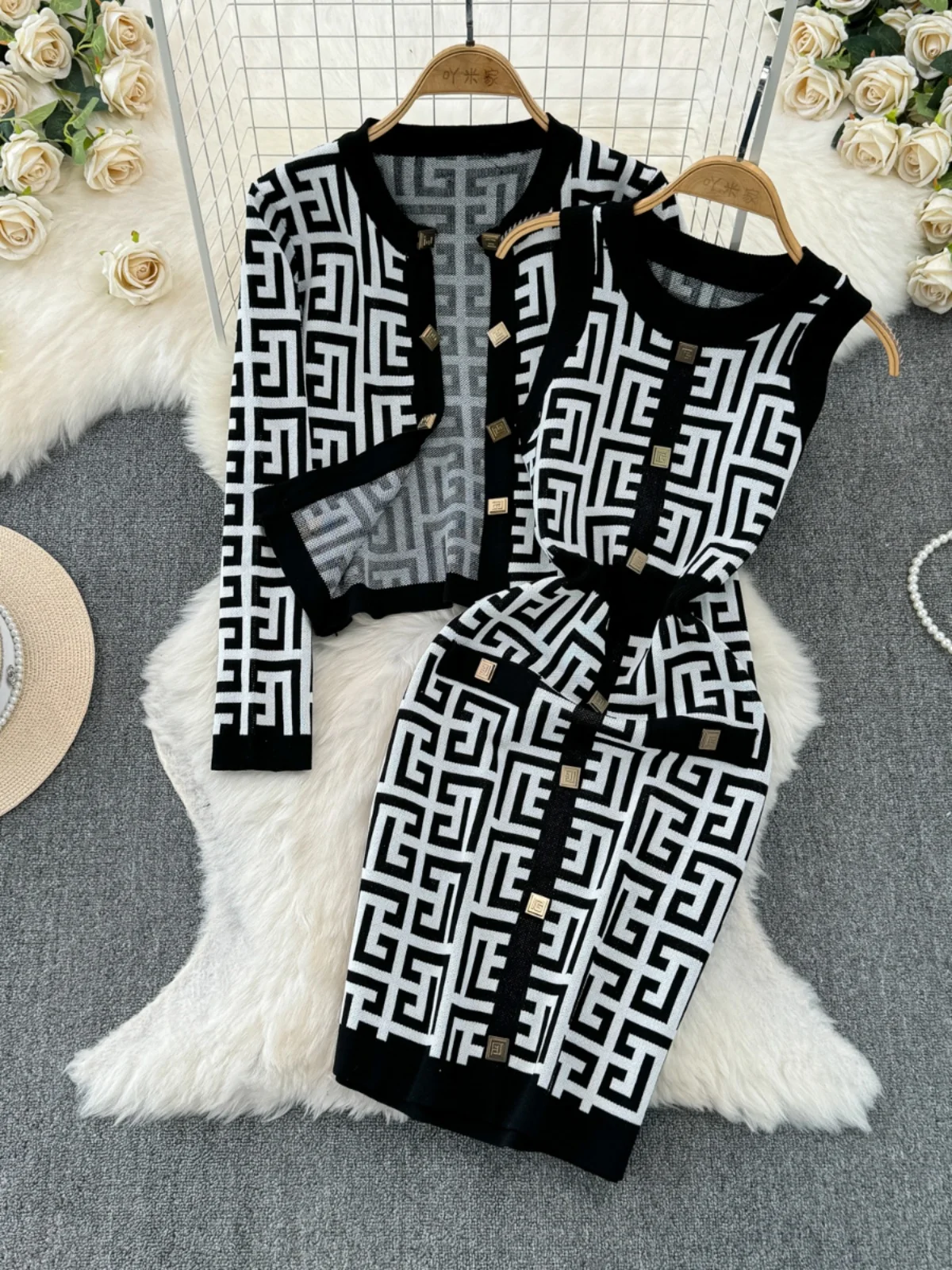 

Spring Autumn Women's Maze Knitted Dr Set with Golden Button Cardigan And Strap ature Sle Two-Piece Ensemble