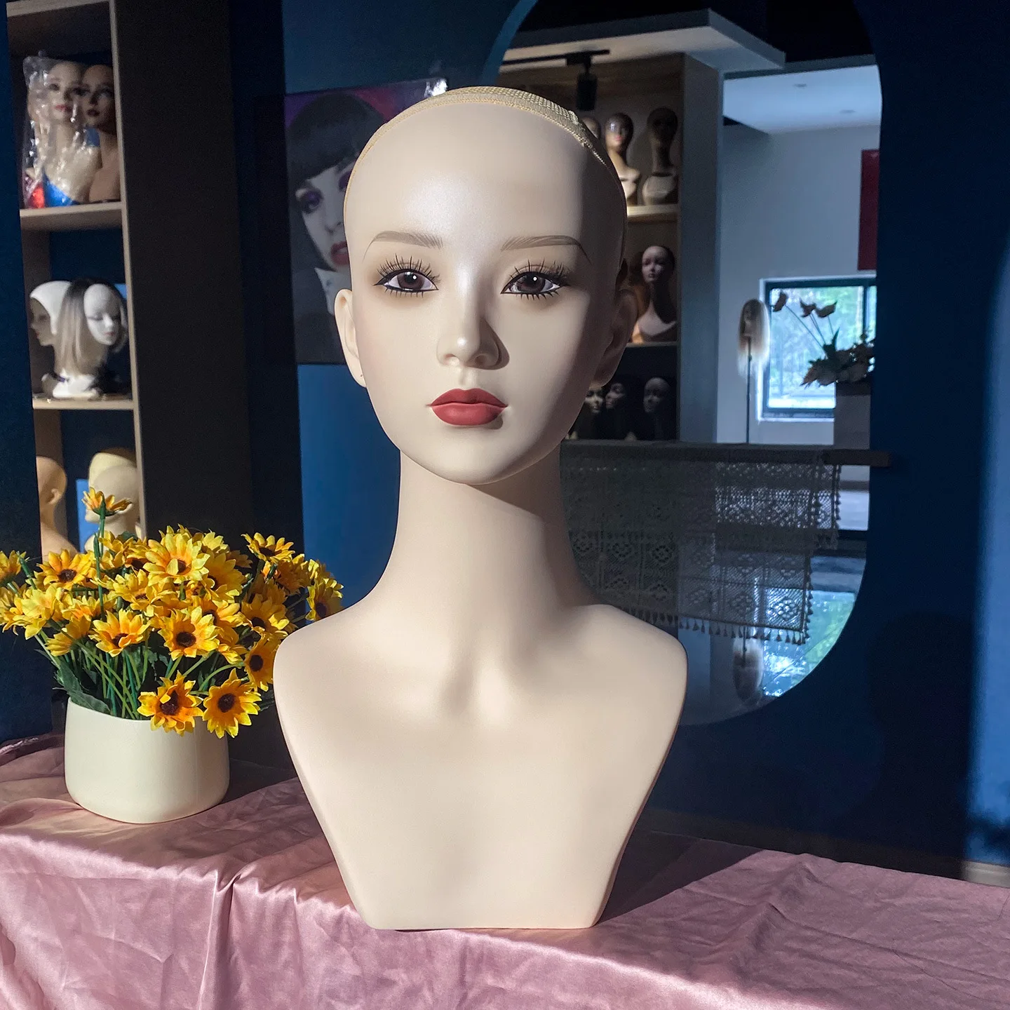 

Makeup Cosplay Wig Mannequin Head with Ear Holes, Anime Simulation Model with False Eyelashes & Lipstick, Display Prop for Wigs