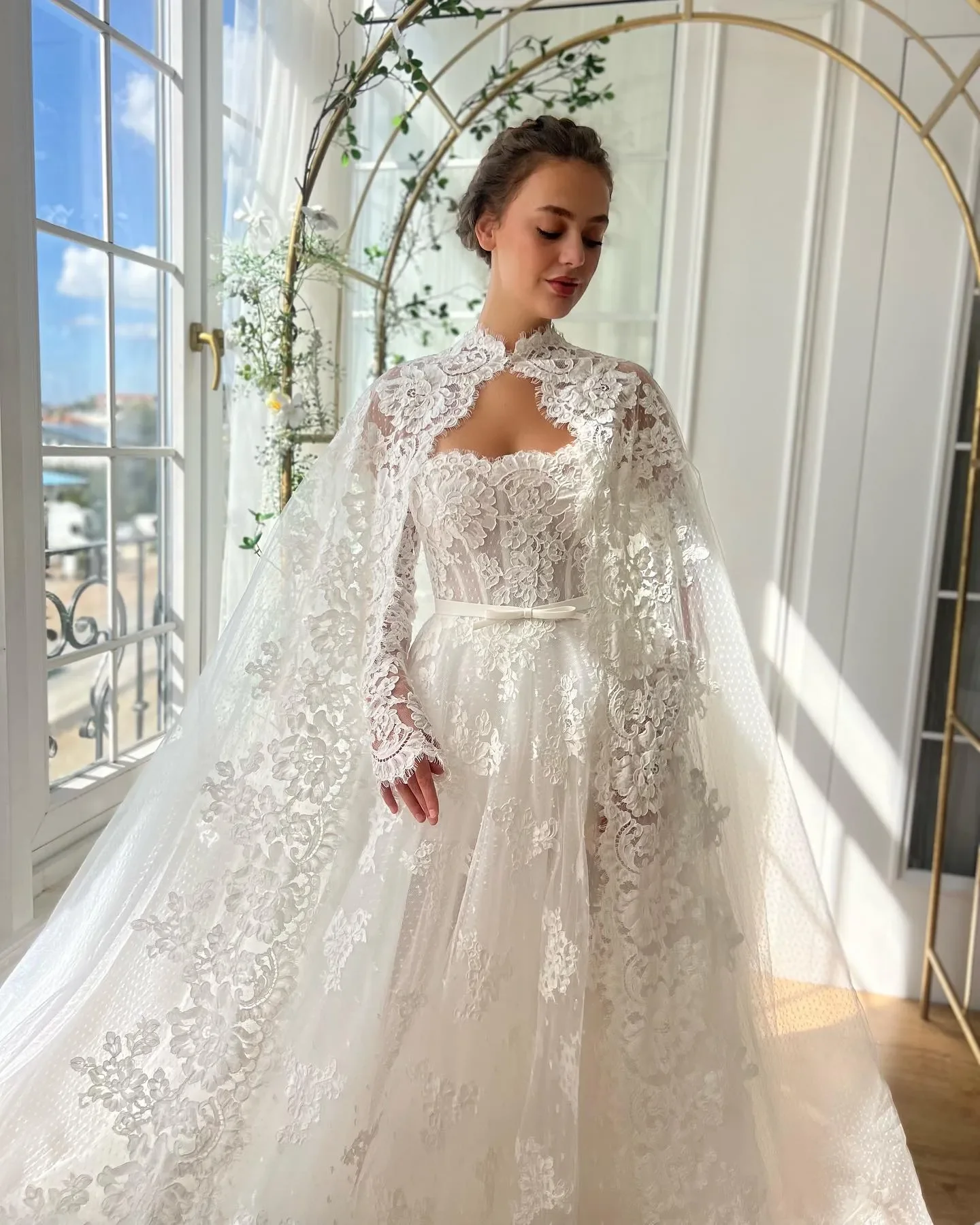 Customized Princess Lace A Line Wedding Dresses Bridal Gowns with Cape Strapless Long Sleeves Wedding Dress Plus Size Vestidos D