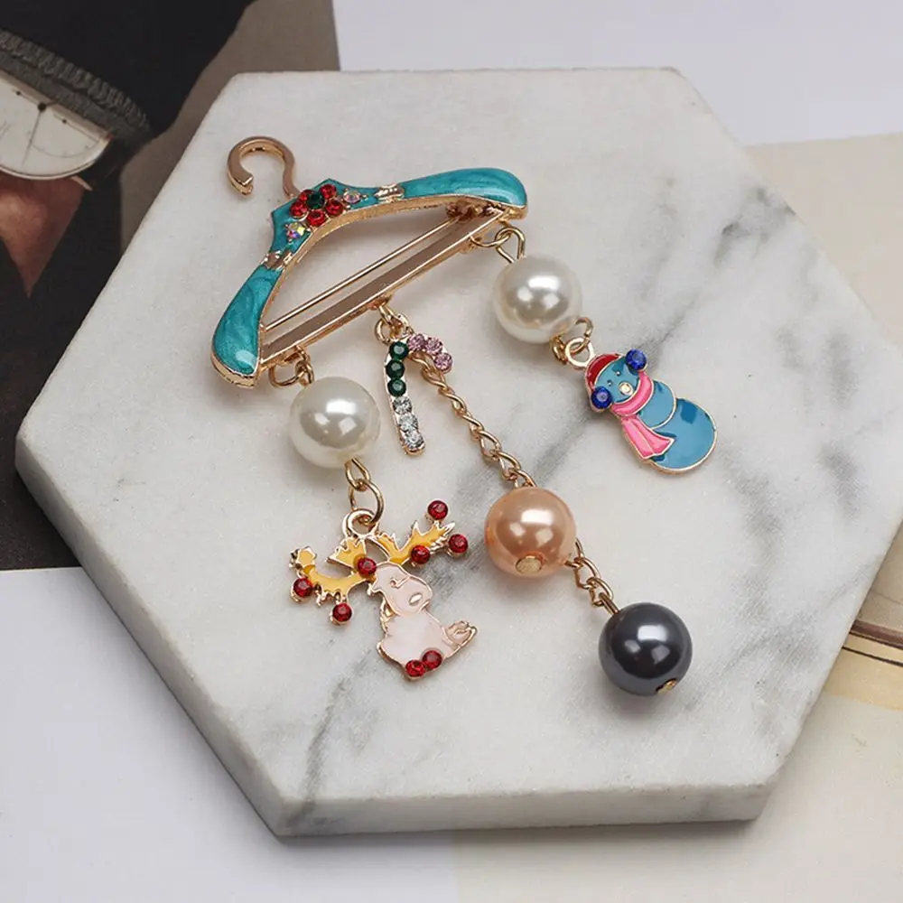 Accesorios de ropa de Navidad de calidad, esmalte de perla, muñeco de nieve, alce, ciervo, colgador de cristal, broche, estantes de secado, muleta de diamantes de imitación
