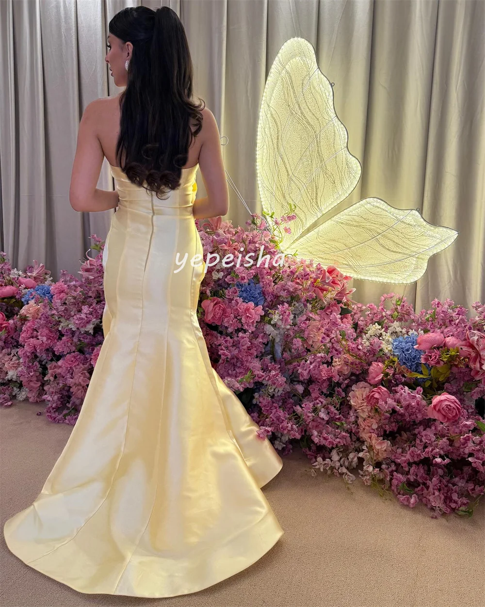 ชุดเดรสยาวทรงเมอร์เมดแบบไร้สาย ดีไซน์ทันสมัย แต่งระบายดอกไม้แฮนด์เมด สไตล์เซ็กซี่  ชุดเดรสสั่งตัดสำหรับโอกาสพิเศษ  งานฝีมือประณีต  สไตล์พาสเทล