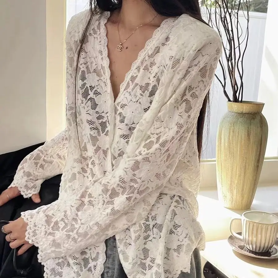 New Loose and Slimming Hollow Lace Long Sleeved Shirt for Women with a High-end Feel and a Niche Base Top