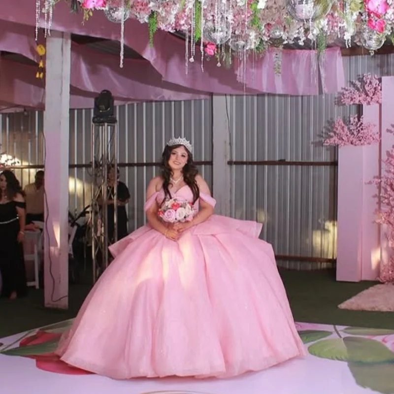 Abiti Quinceanera rosa lucido personalizzati con spalle scoperte decalcomania di cristallo stratificazione Coda lunga Tull Vestido 15 Quinceanera