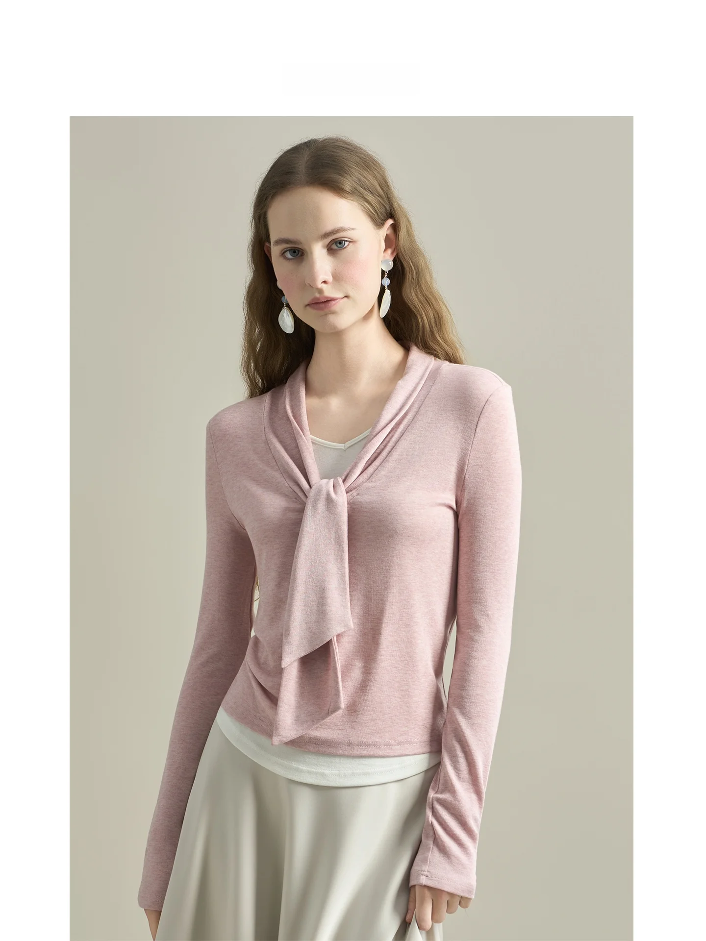 

Топ LIMONN из шерстяной смеси с эффектом двухслойности, нежного розового цвета, с V-образным вырезом и драпировкой, приталенный, с длинными рукавами, для ношения под одеждой.