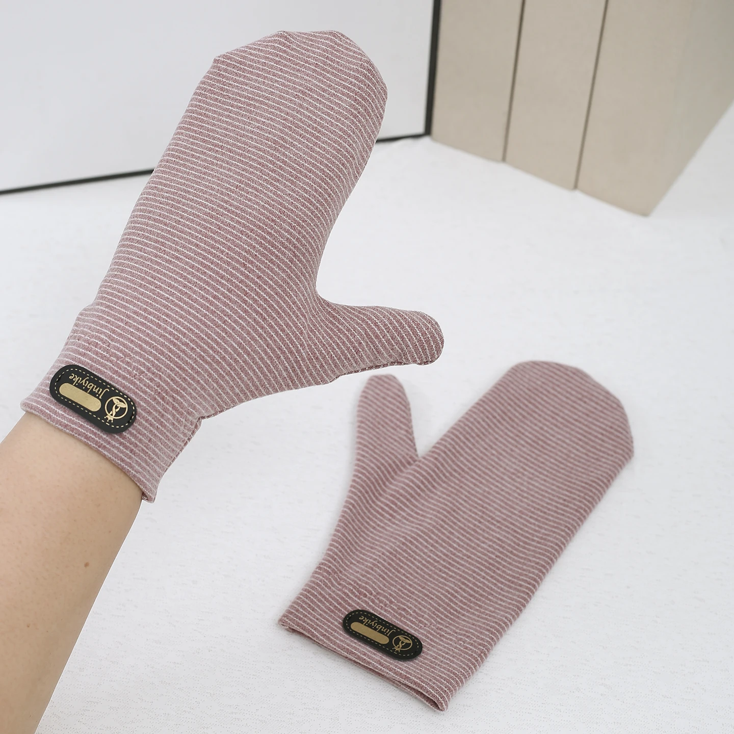 Рисунок 3 - Полосатые перчатки с соединенными пальцами