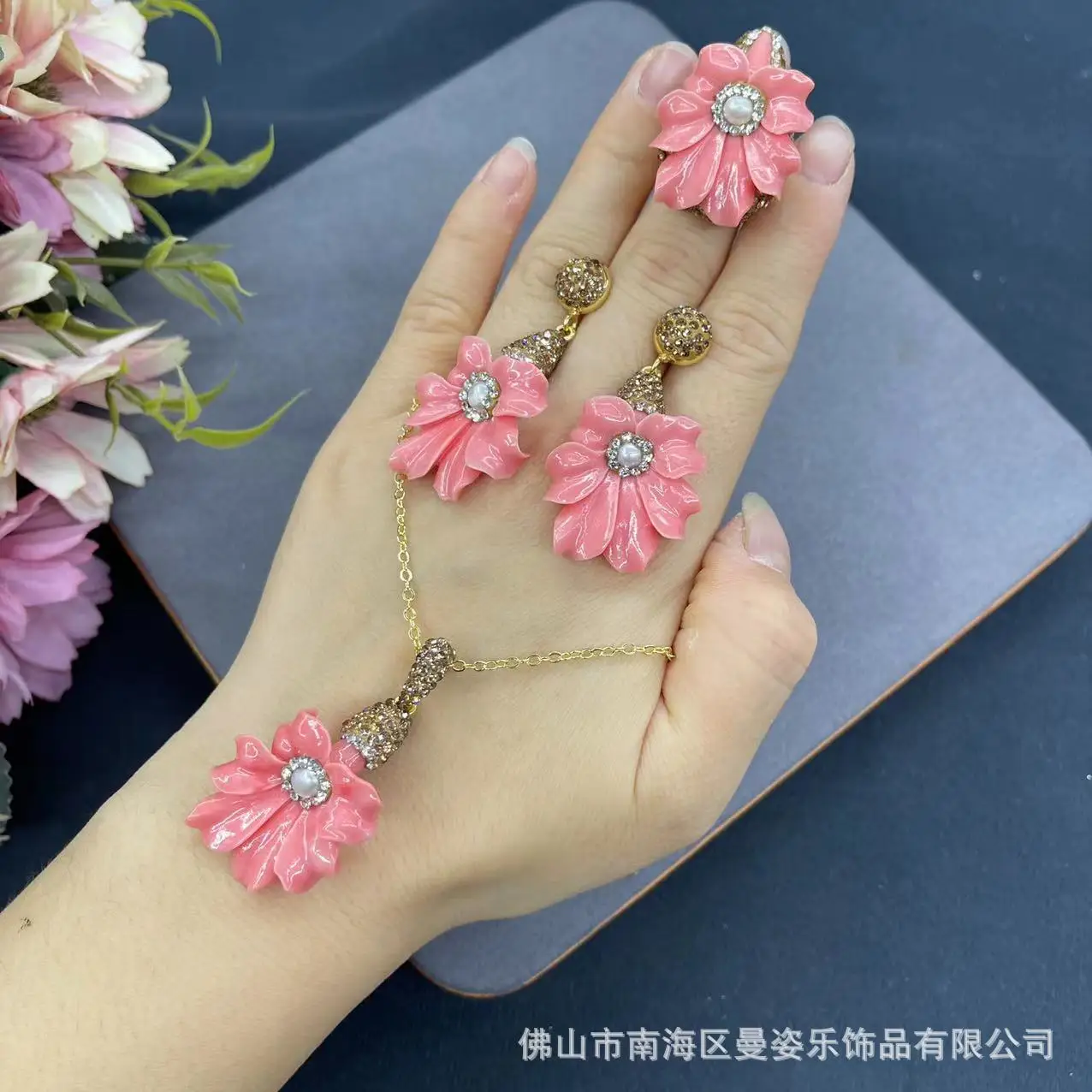 

Аксессуары для DIY: Новый розовый комплект из трех предметов с перламутровыми вставками в виде прессованных персиковых цветов, популярный в Douyin, нишевые средневековые украшения оптом.