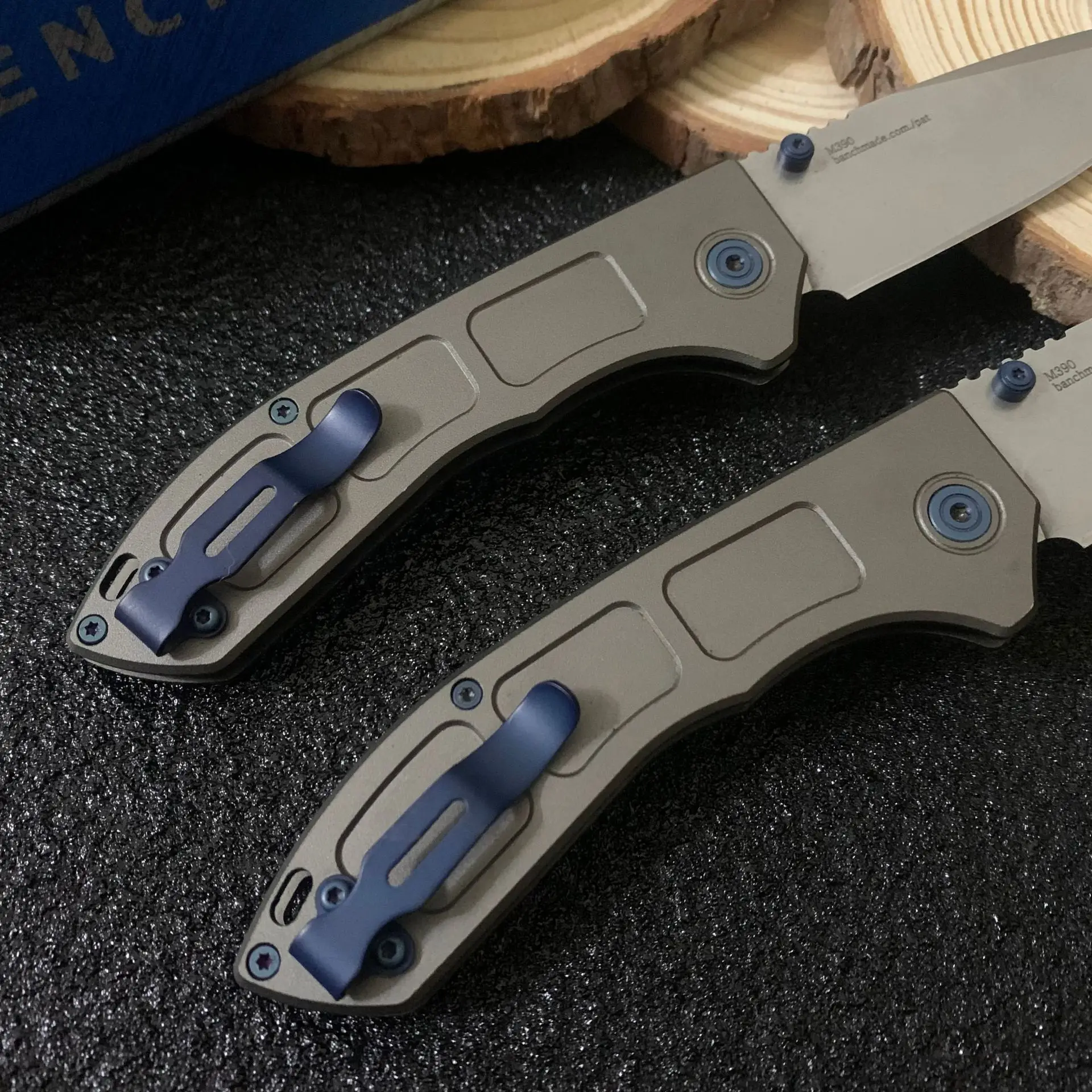 التكتيكية BM 748 الضيق سكين للفرد 3.43 "M390 الساتان الأزرق لهجات في الهواء الطلق EDC أداة قطرة نقطة شفرة رمادي مقابض التيتانيوم