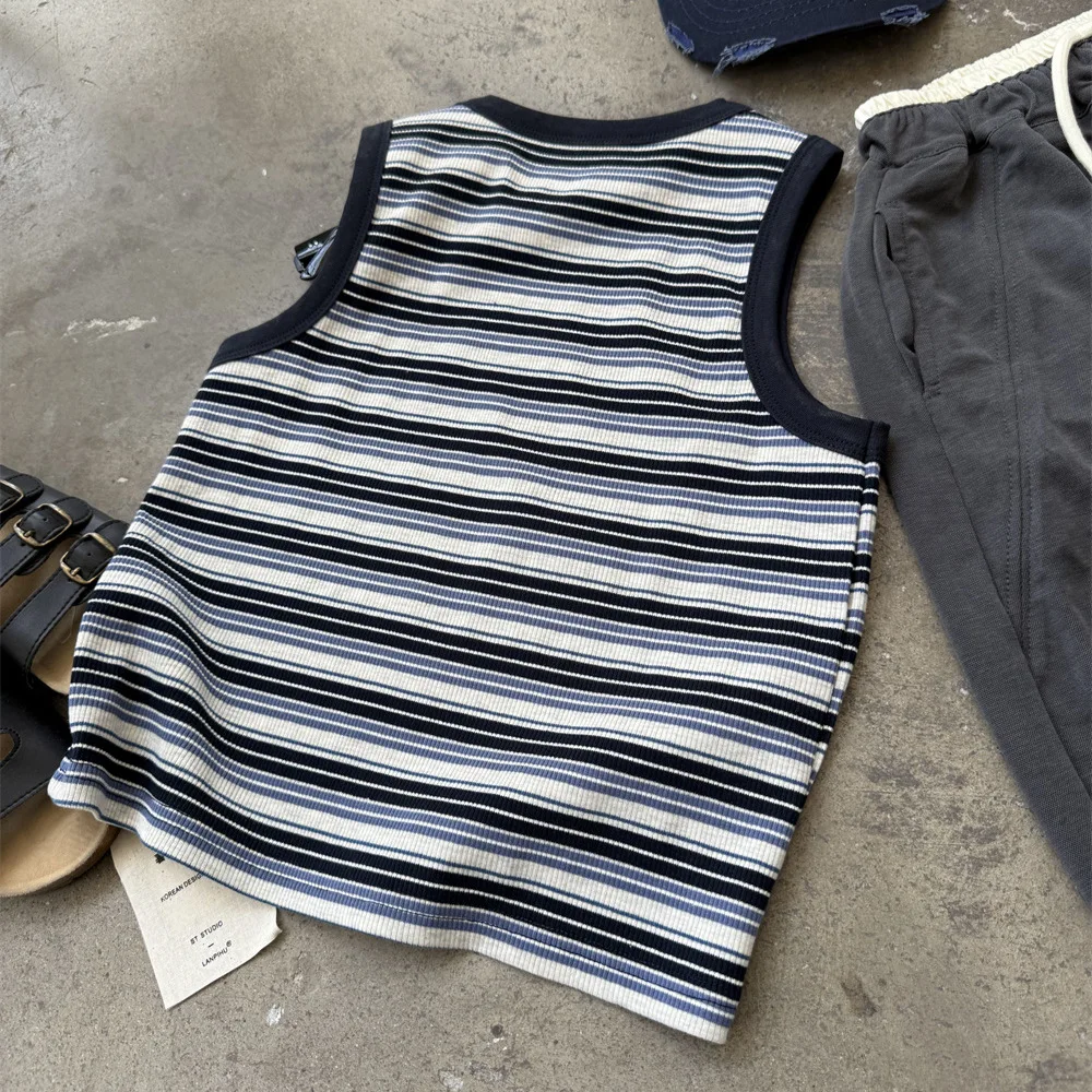 ملابس الأطفال سترة مطاطية مخططة غير رسمية على الموضة باللون الأزرق لصيف 2025 للأولاد والبنات على الطراز الأمريكي بلوزة مريحة بدون أكمام