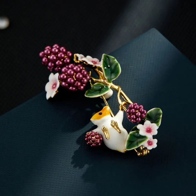 Creative Squirrel Stealing Fruits Brooches for Unisex Lovely Animal Plant Clothing Lapel Pin Party Jewelry Accessories Gifts