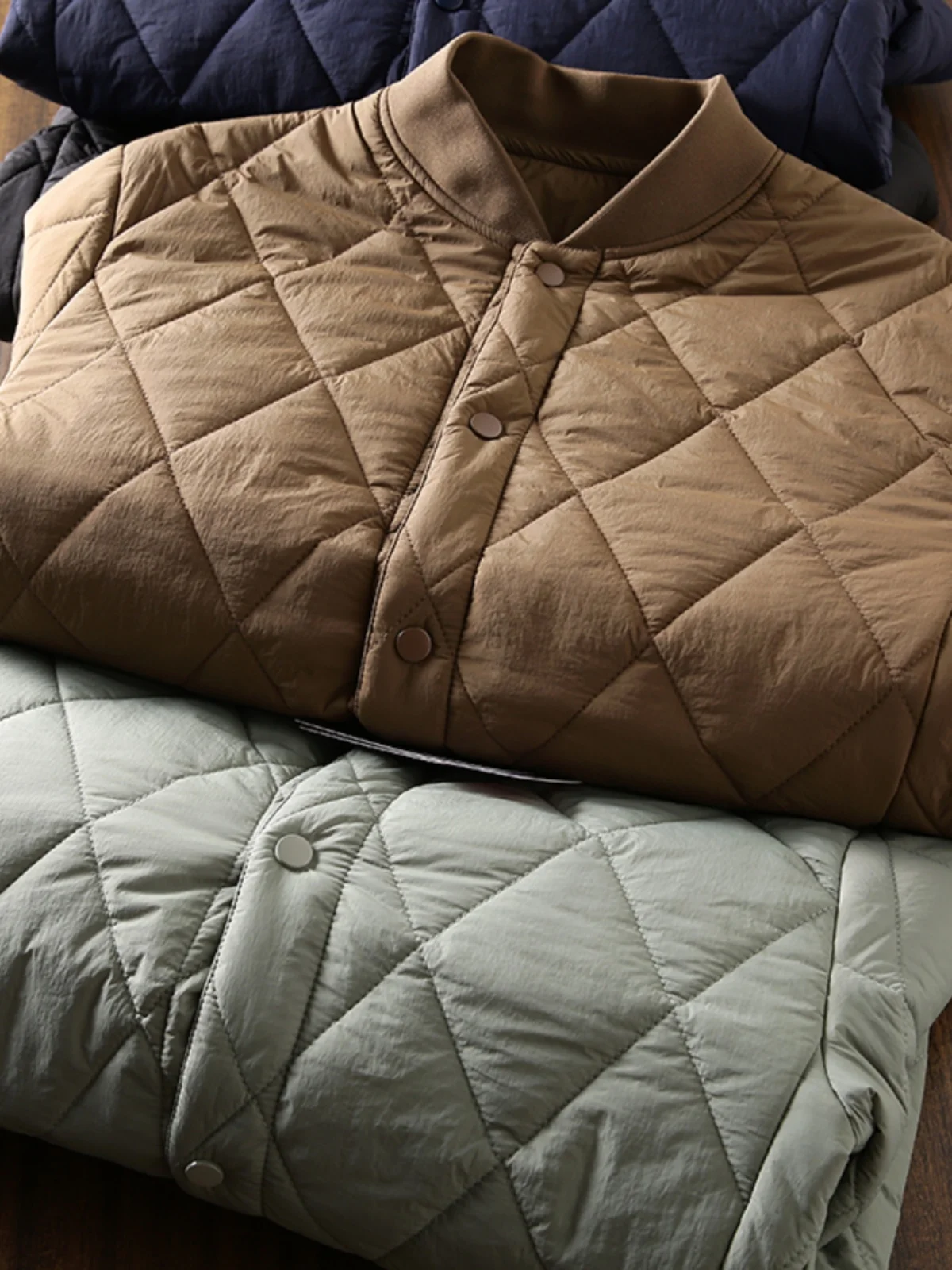 

Тепло и стиль: хлопковая куртка с ромбовидной строчкой и воротником-стойкой, термобелье для мужчин и женщин, модная городская одежда.