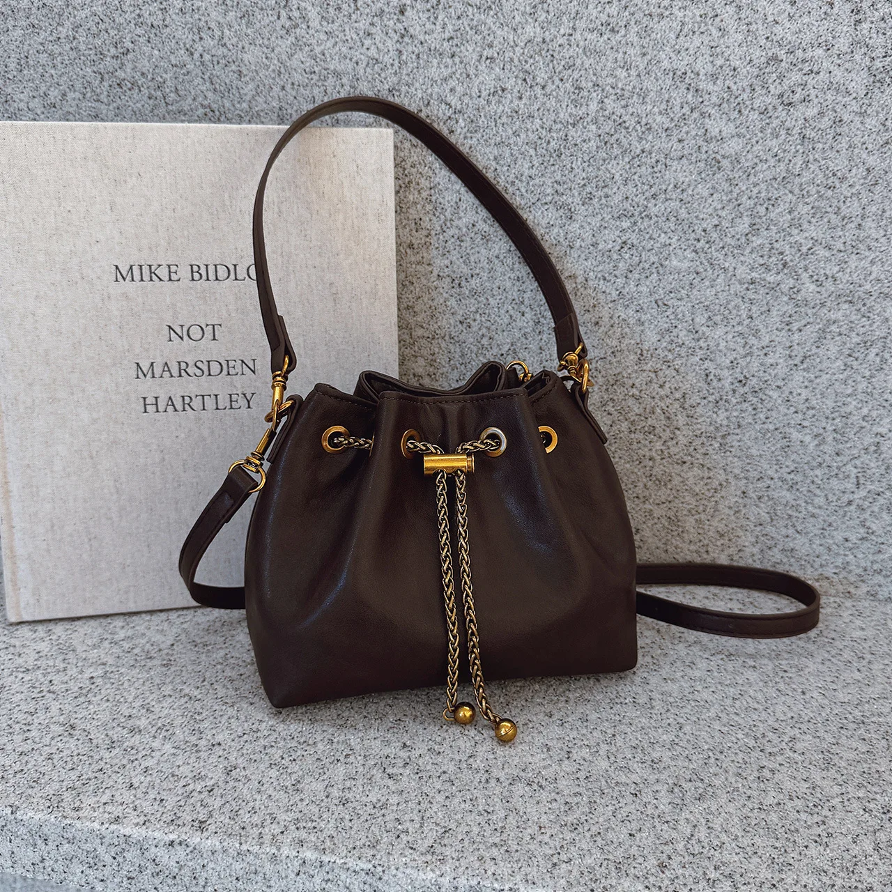 

Сумка-хобо со скульптурной цепочкой 2025 года, женская трансформируемая сумка через плечо и через плечо, архитектурная сумка «день-ночь»