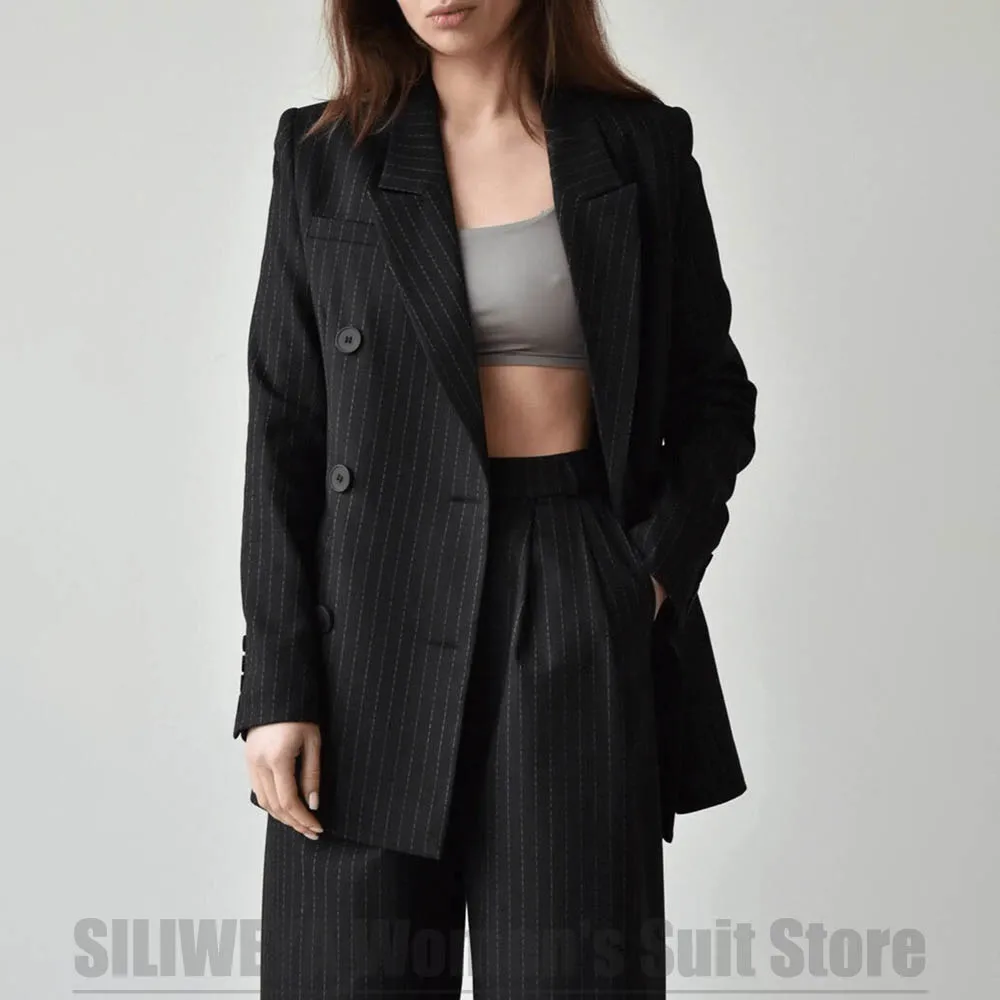 Czarny damski garnitur w paski, dwurzędowy, z klapami szpiczastymi, dwuczęściowy strój, formalny, do biura, na spotkania biznesowe, do noszenia na co dzień.