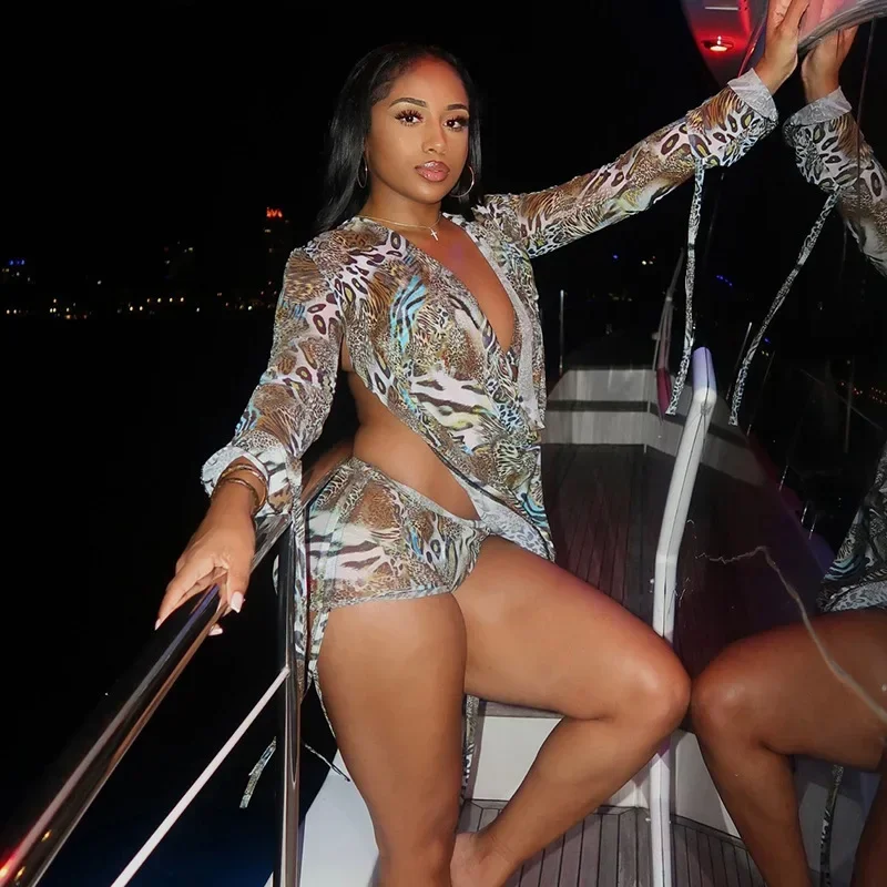 

Сексуальный комплект из двух предметов с леопардовым принтом: боди, укороченный топ и шорты. Женские комплекты из 2 предметов. Осенне-зимние наряды.