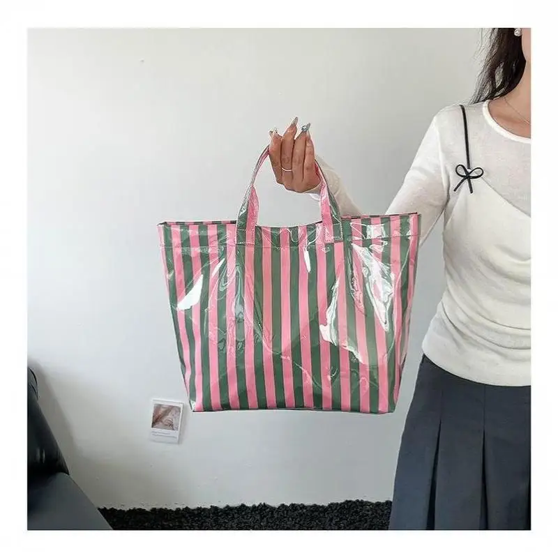 Diese wasserfeste PVC-Tragetasche verfügt über ein rosa-blau gestreiftes Design, ein großes Fassungsvermögen und eignet sich für Strand-Einkäufe. – Detail 12