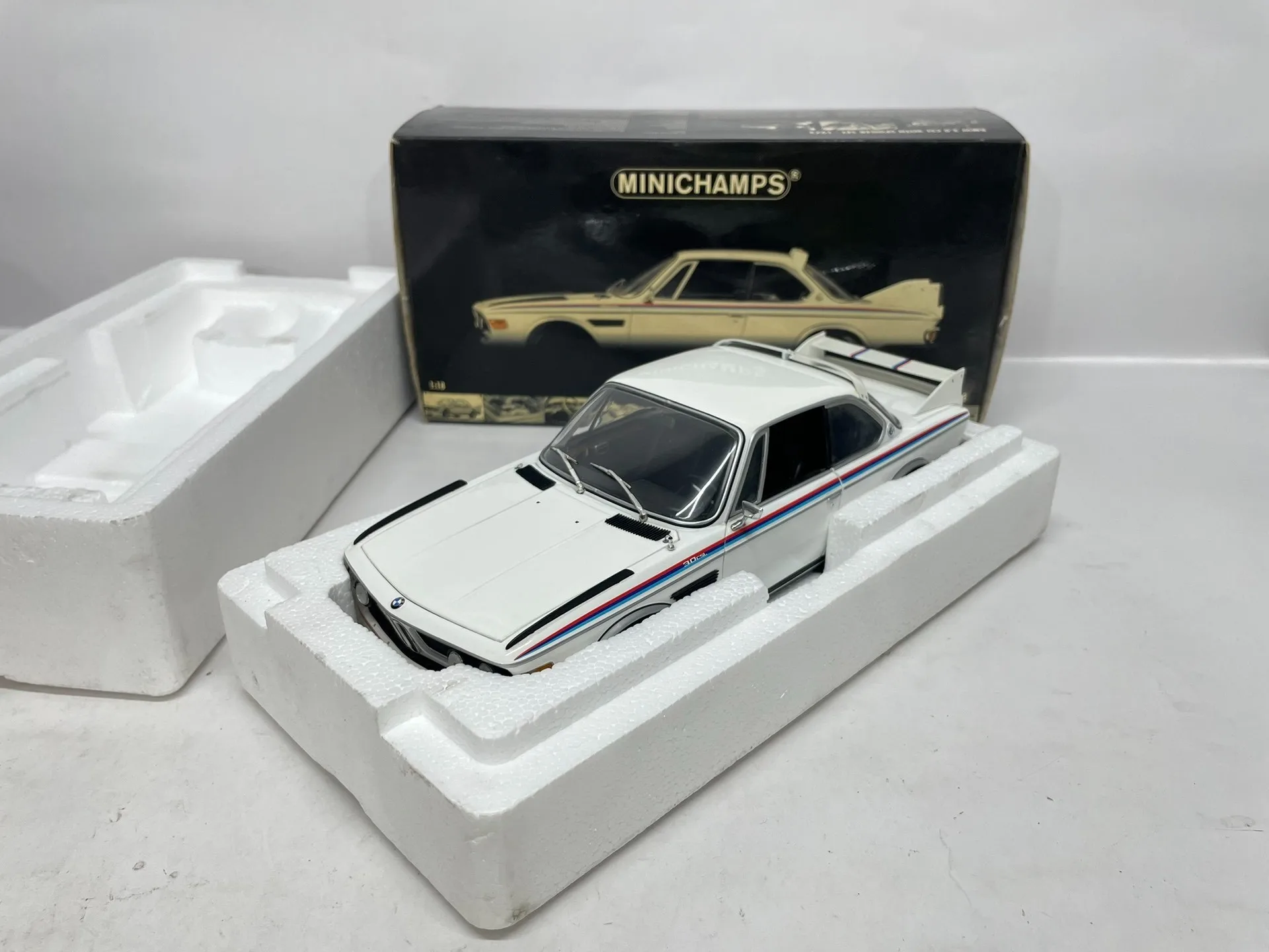 

Мини-модель Minichamps 1:18 3.0 CSL с спойлером, 1973, имитация, лимитированная серия, полностью открывающаяся, из сплава, статическая, игрушечная машинка, подарок