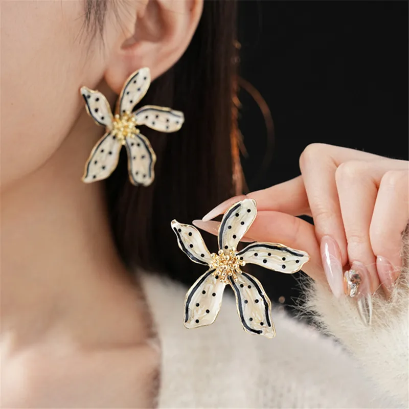 

Statement White Black Pointed Big Flower Earrings 2024 New Fashion Designers Earings Wholesale