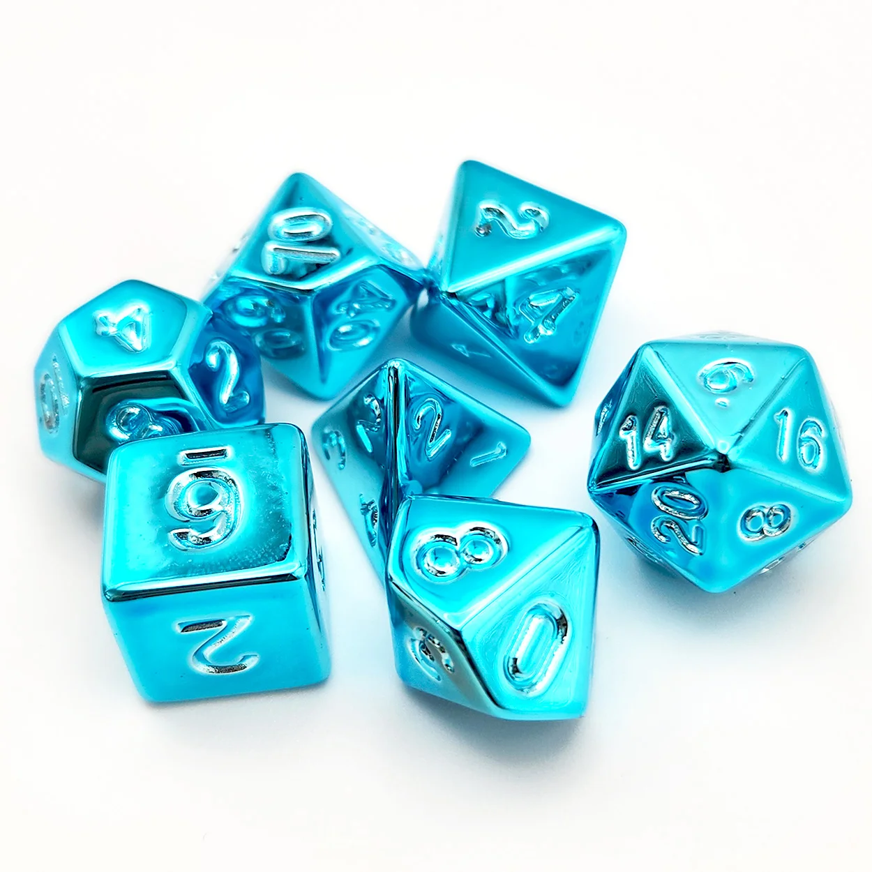 Set di dadi elettrolitici da 7 pezzi disponibili in 6 colori: rosso, rosa, giallo, bronzo, bianco argento e blu