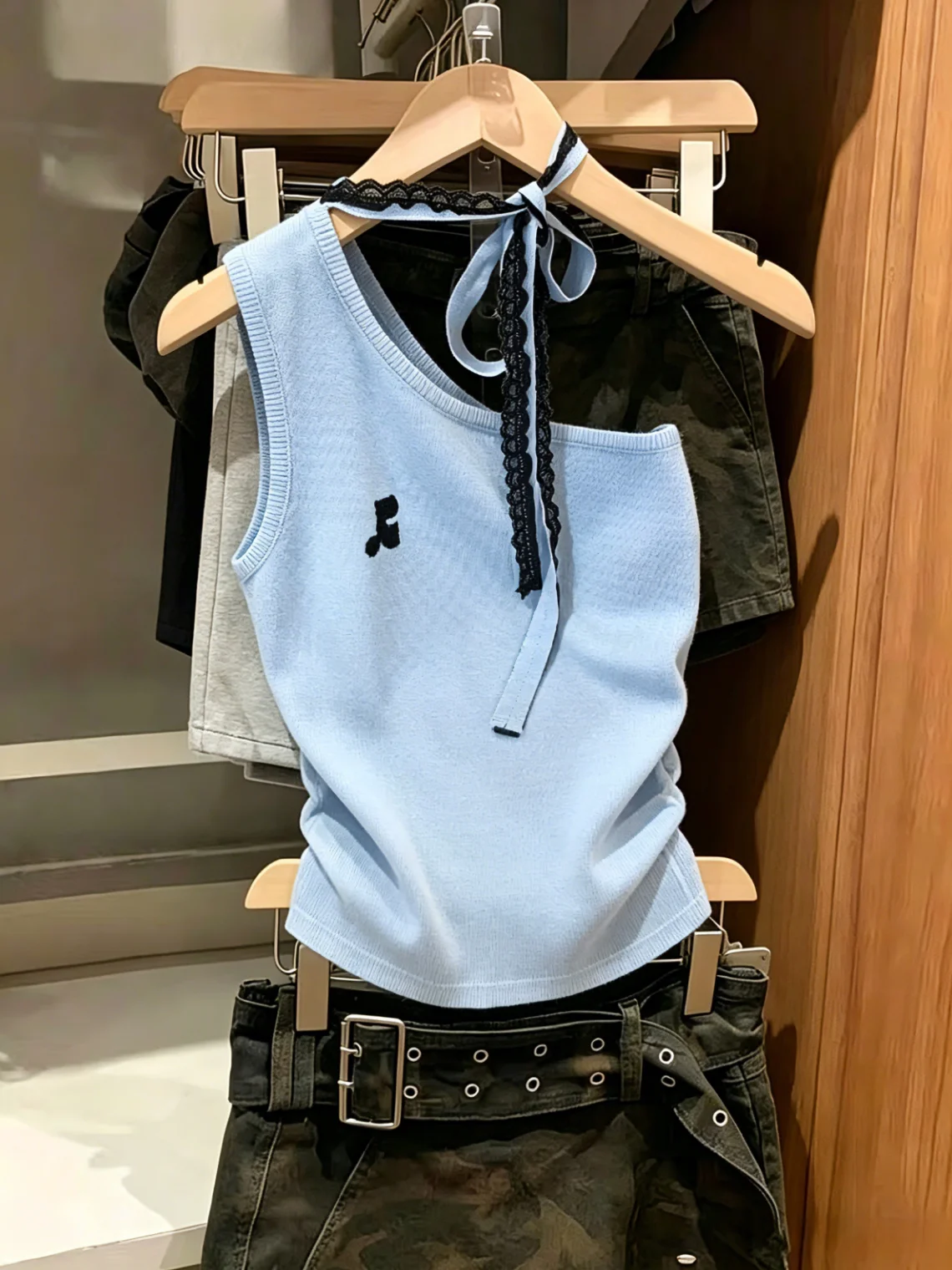 

Dopamine Halter Neck Sling Strap Vest Women's Summer New Sweet Spicy Slim Fit Top Self-Keeping Style Korean Version Silk Blend