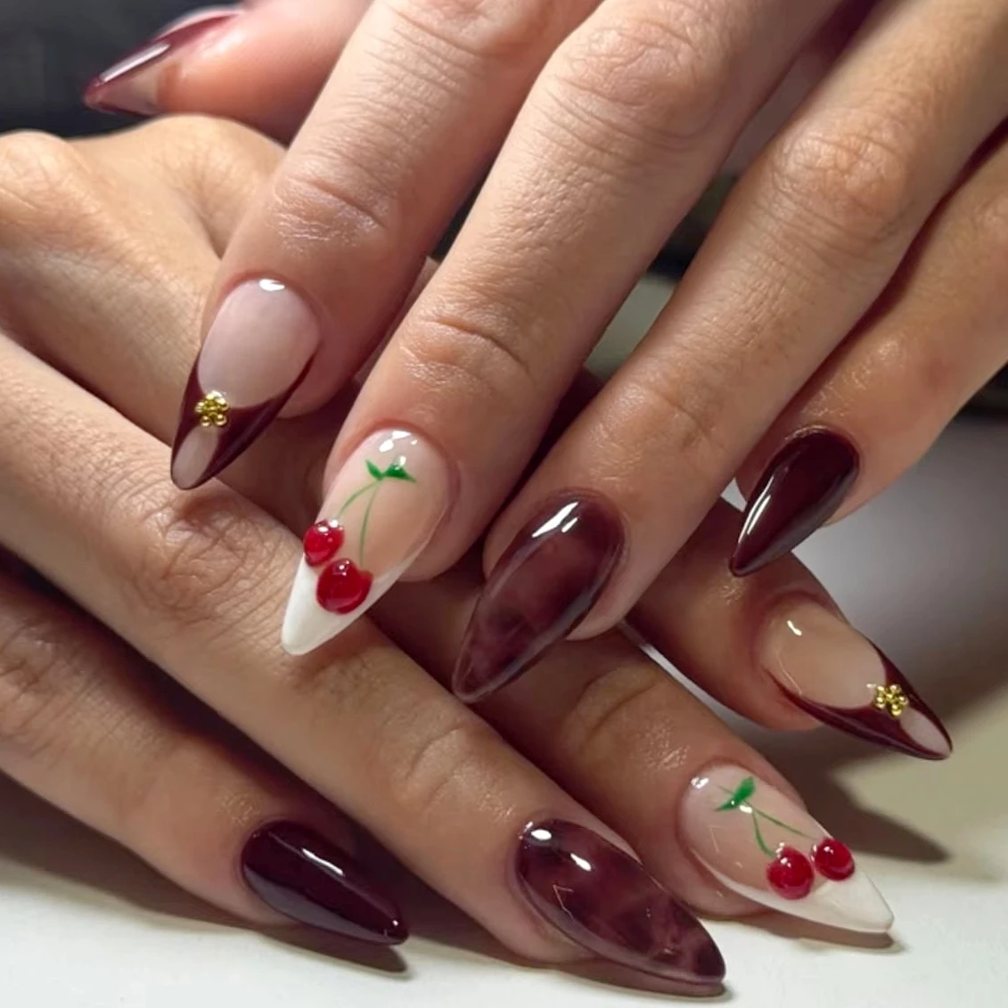 ブラウンレオパード柄チェリーロングポインテッドフェイクネイルアートメタルビーズアーモンド型つけ爪水玉模様リボン結びスクエアプレスオンネイルキット