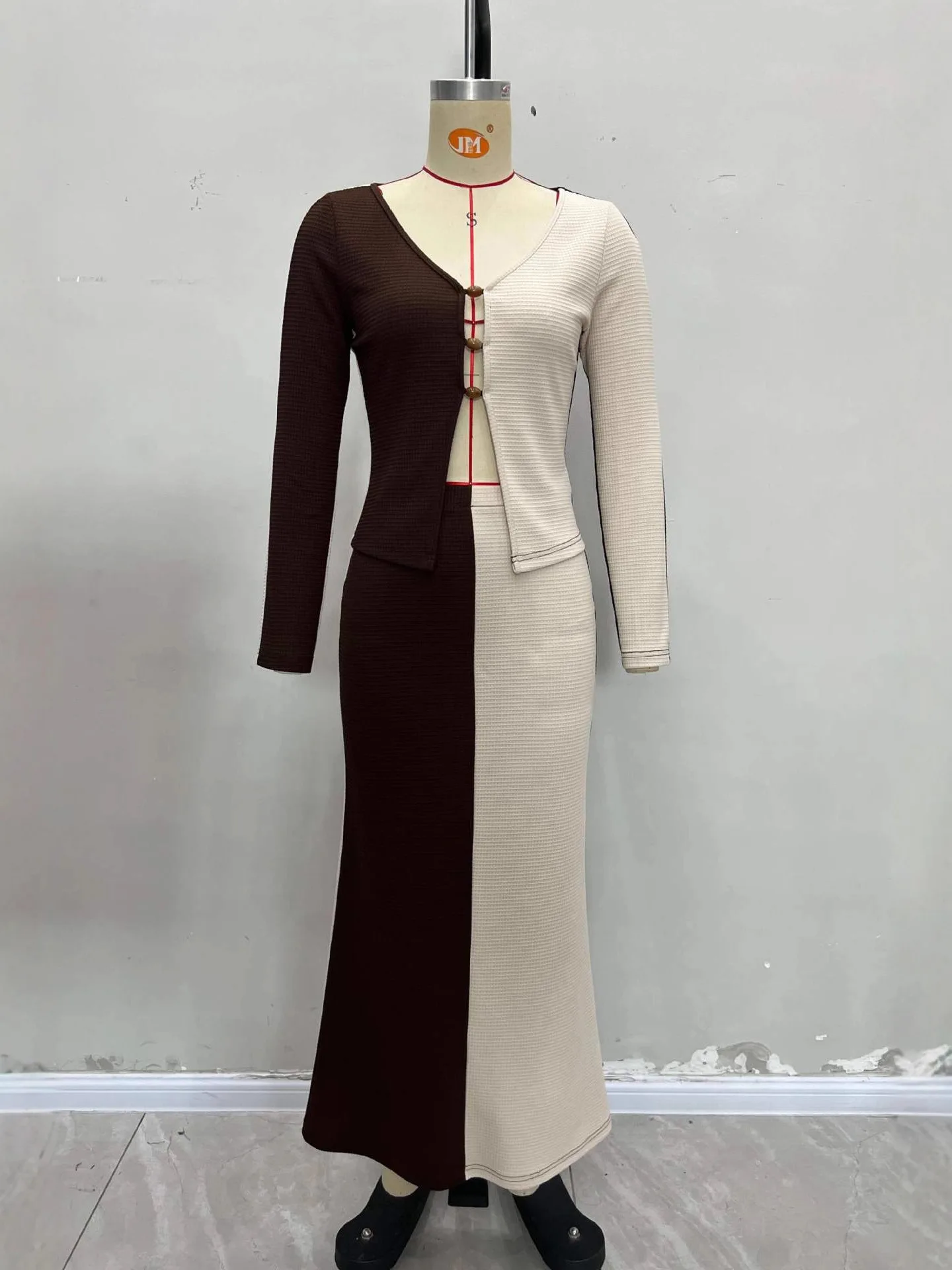 ชุดกระโปรงสูทผู้หญิงสไตล์ใหม่ ดีไซน์เรียบหรู แฟชั่นสีตัดกัน คอวี กระดุมผ่าหน้า ทรงเข้ารูป กระโปรงสีเดียวกัน