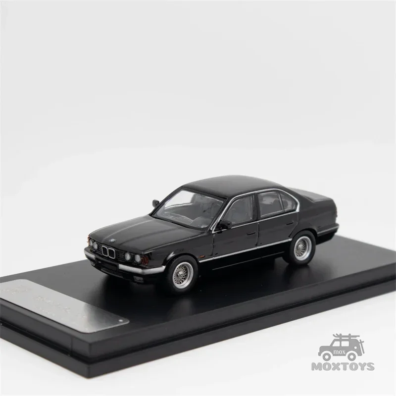 DCM 1:64 E34 5-Series Sedan Black / White / Blue limited500 Diecast Model Car