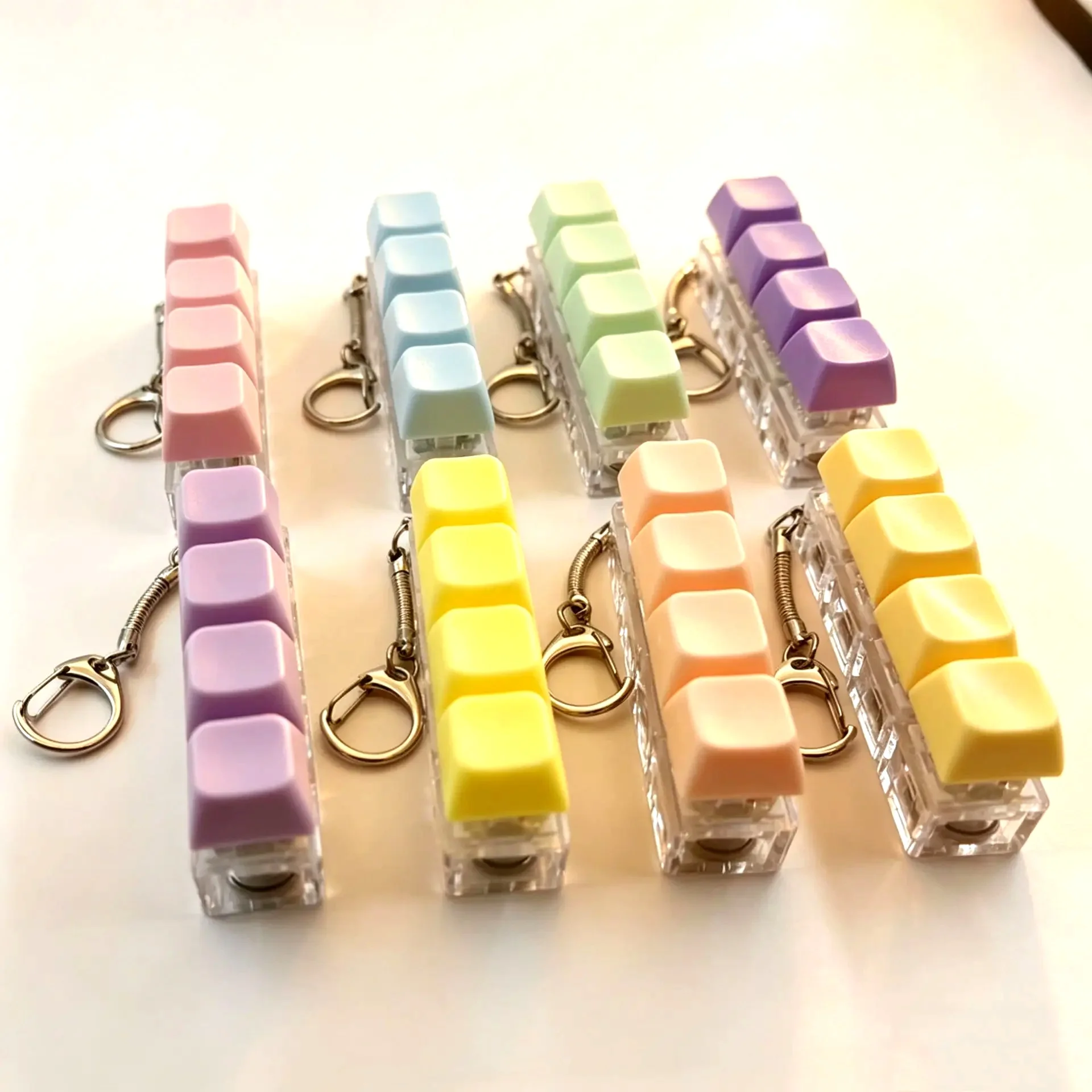 Macaron Color Stress-Relief Clicking Keychain Pendant – Keyboard Keycap Finger Squeeze Decompression Toy, Creative Charm for Bags & Car Keys, Fun Little Gift for Daily Use