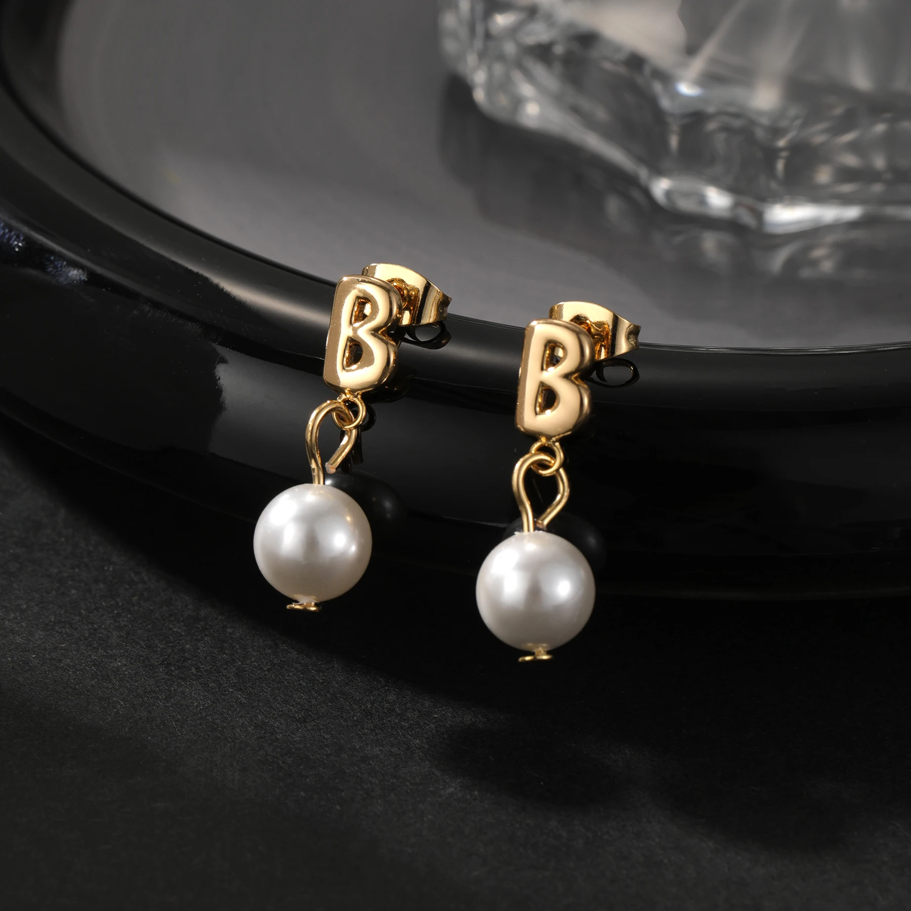 

Bubble Letter Pearl Earrings Gold Plated Initial Charm Pearl Drop Elegant Vintage Style Christmas Gift For Women Girls Fashion