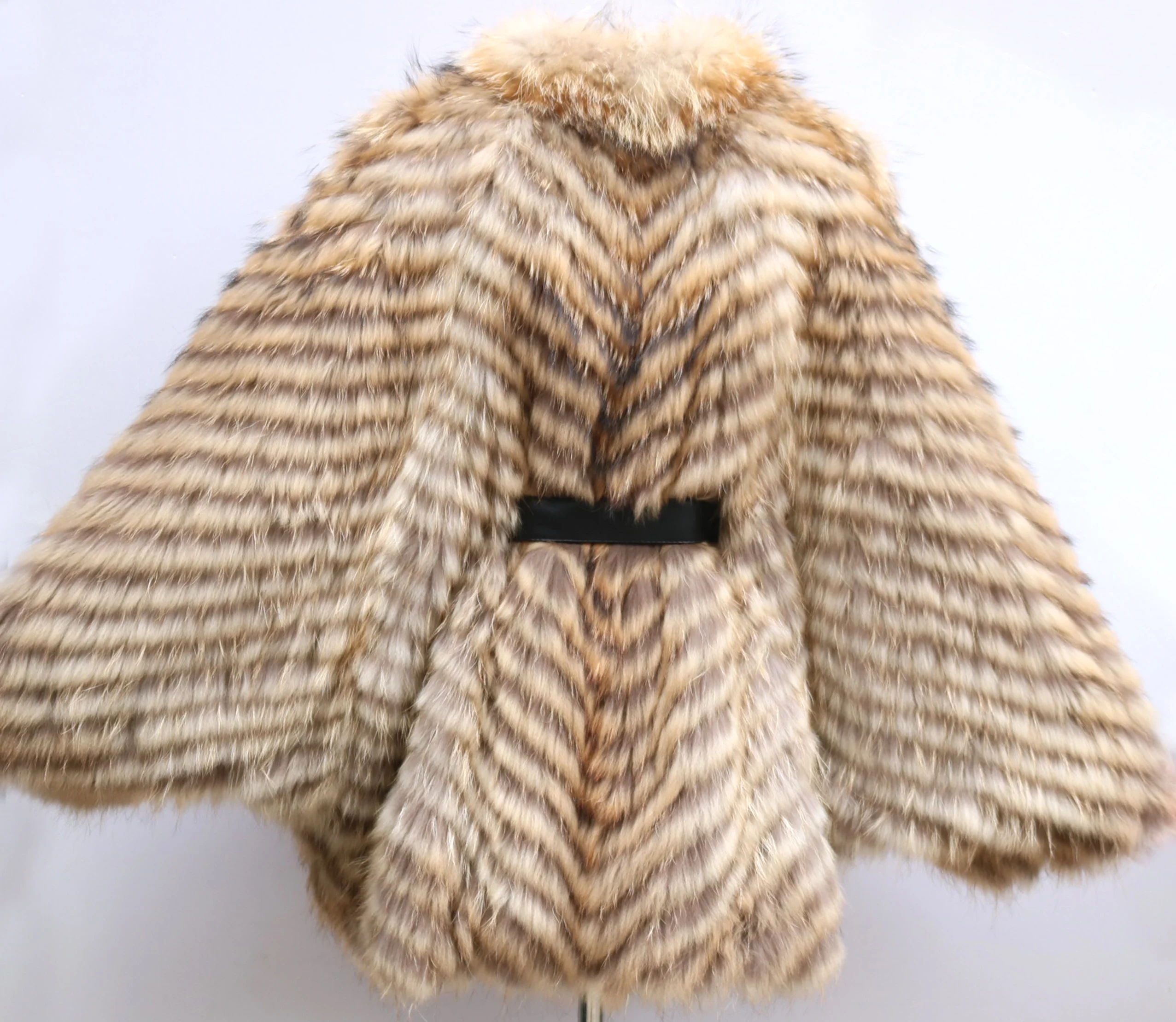2026 Winter New Fur Strip Sewed Together Short Style Thin Raccoon Fur Fox Fur Coat Young Women's Coat