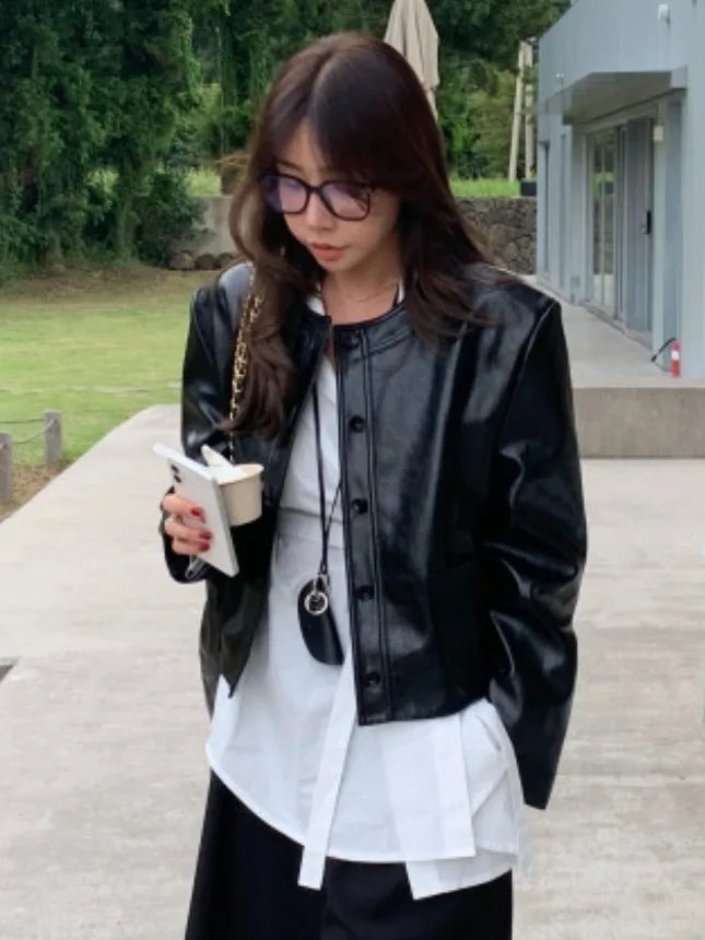 レトロブラックラウンドネックレザージャケット女性のショートオートバイスタイル Pu レザーコート秋冬小型トレンディな新モデル