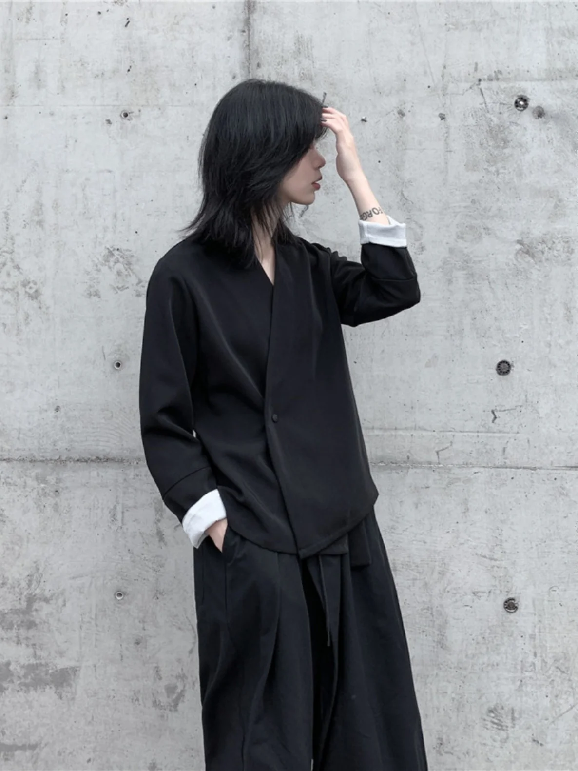 

Темный короткий жакет с V-образным вырезом на одной пуговице в японском стиле кимоно, женская модная одежда весна 2023, приталенный пиджак прямого кроя