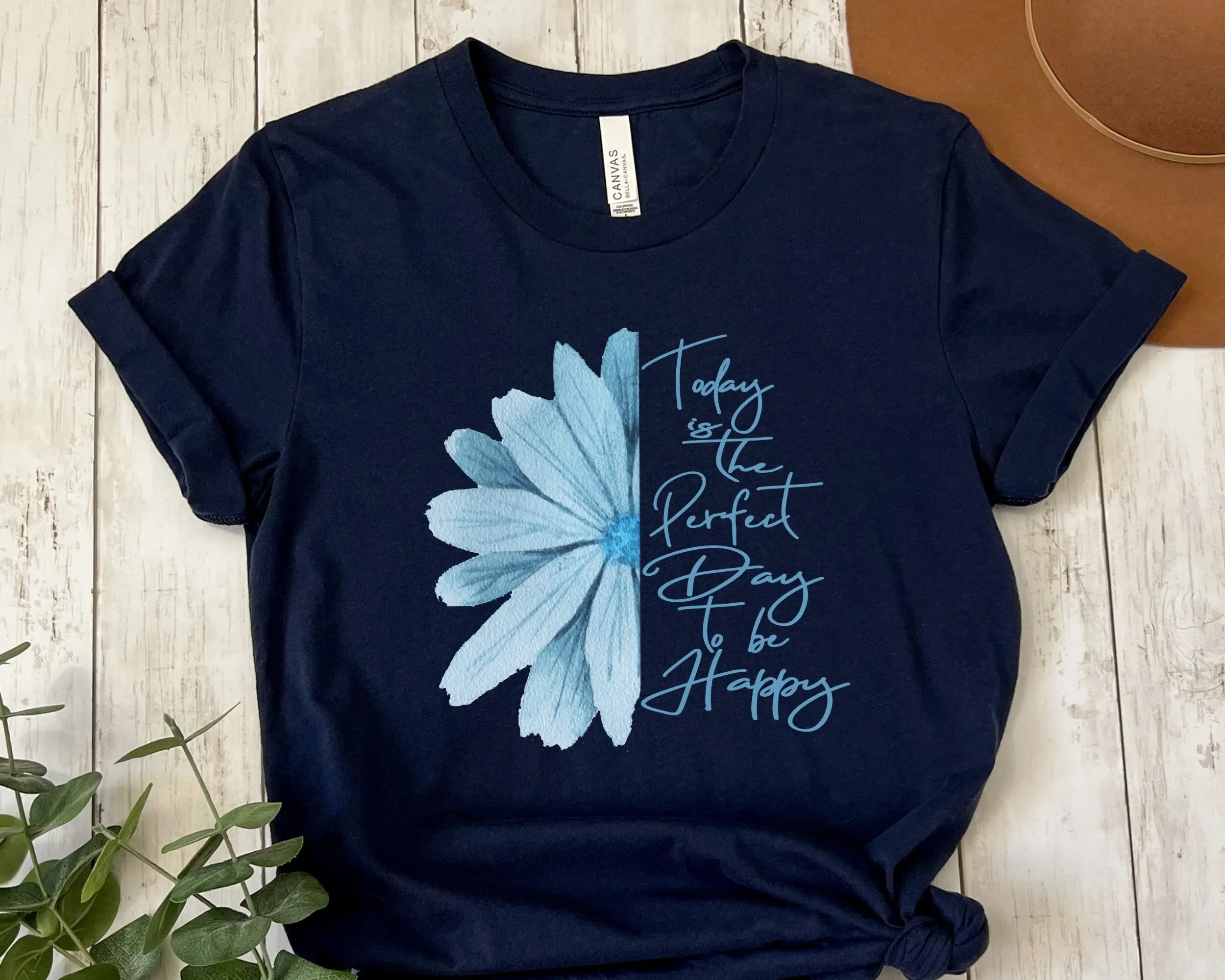 Летняя футболка: сегодня идеальный день для того, чтобы быть счастливым. Дизайн с синими цветами, пляжная атмосфера, ретро-стиль, закат.