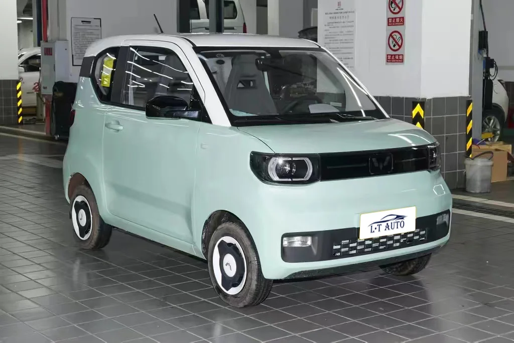 2023 Huge Discount SGMW Wuling Hongguang 2024 mini EV macaron 4seat 120/170km cute left rudder car new energy vehicles for adult